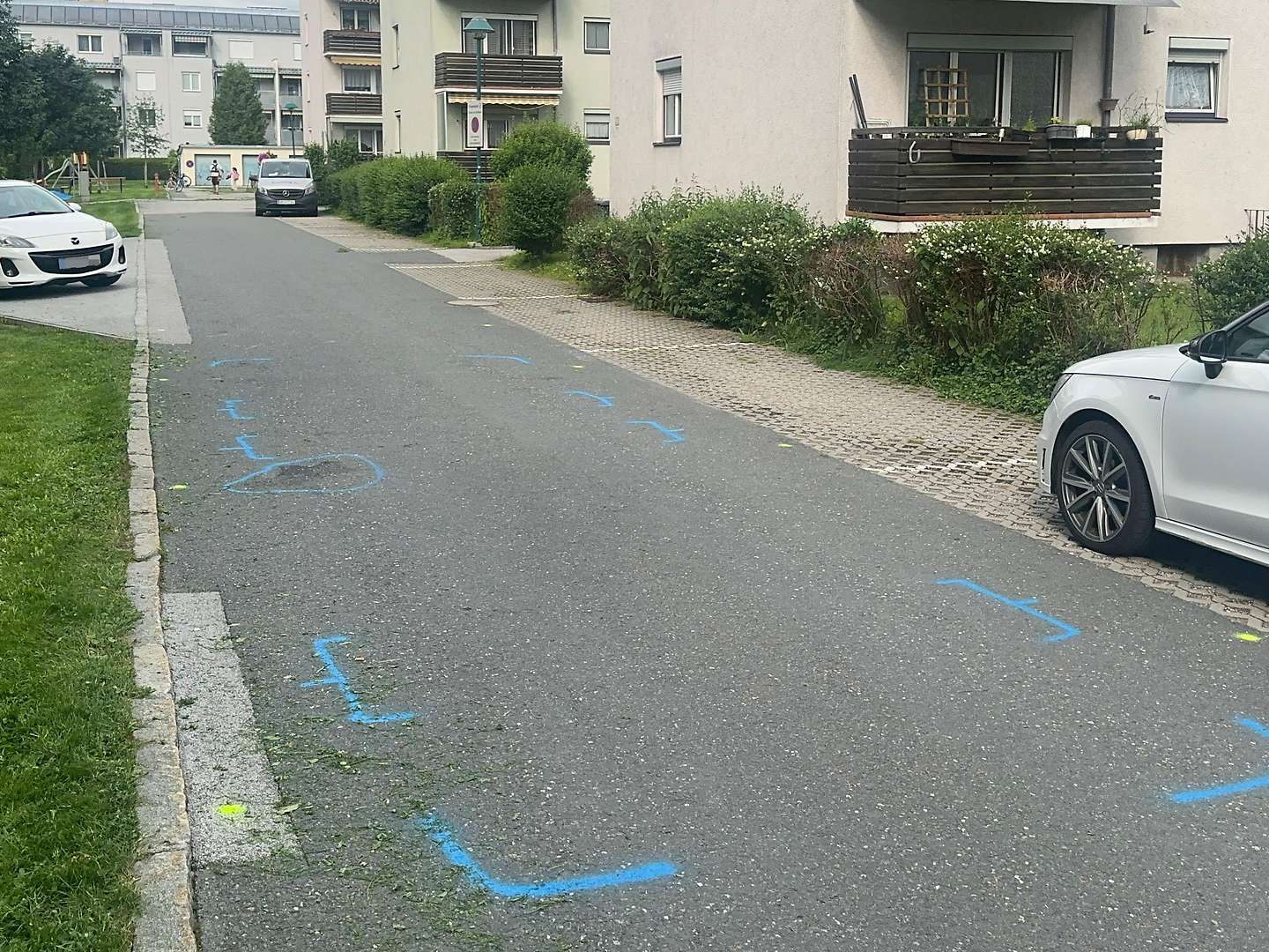 Tragödie in Wörgl: Siebenjähriger stirbt nach LKW-Unfall nahe Schutzweg. Tragödie in Wörgl: Siebenjähriger stirbt nach LKW-Unfall nahe Schutzweg.