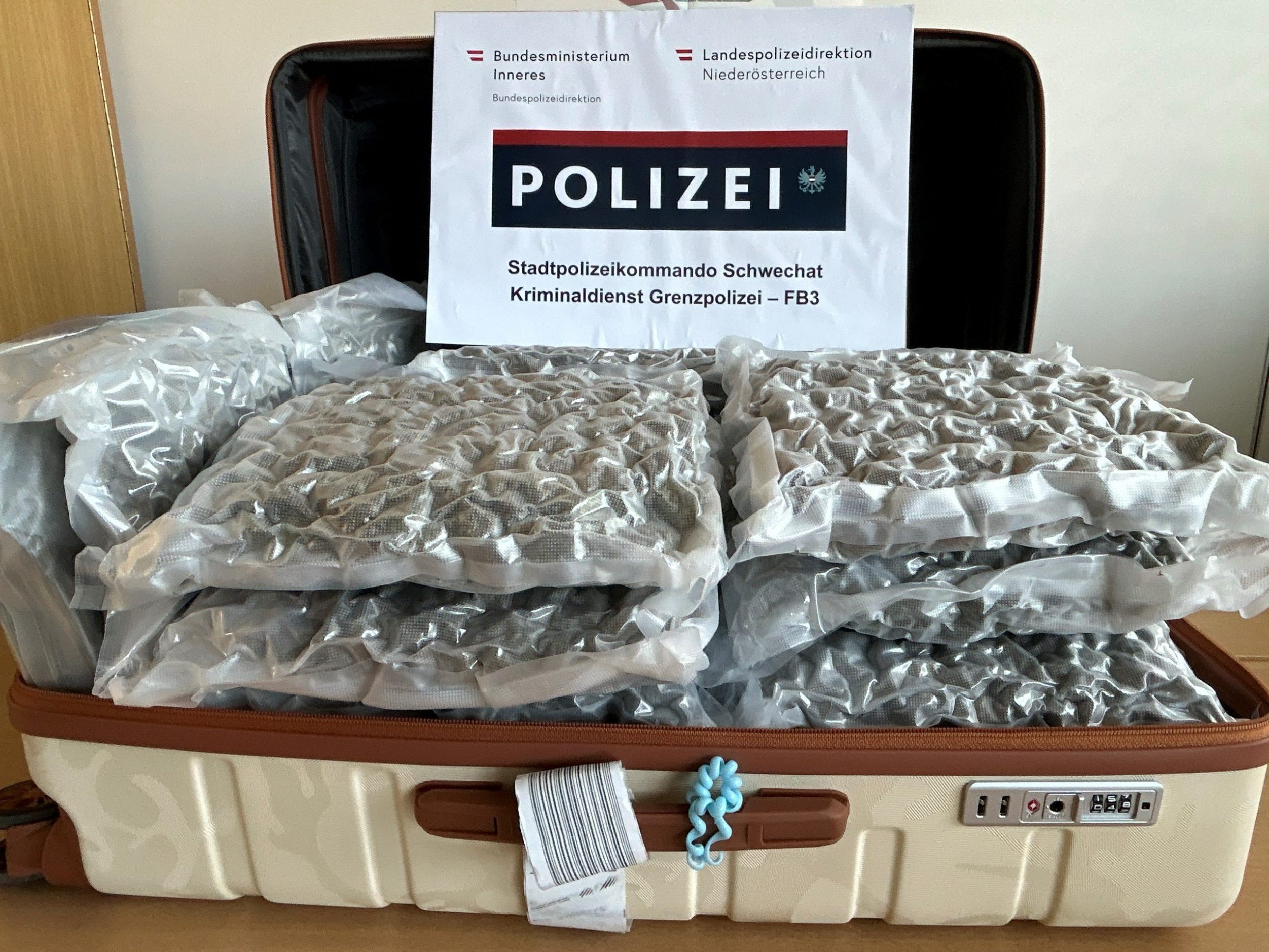 16 kg Cannabiskraut wurden am Flughafen Wien-Schwechat sichergestellt.