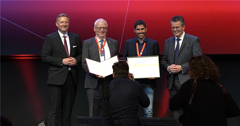 SC Mag. Roland Weinert, Wirtschaftsministerium, VHS Obmann Türtscher und stv. GF Kresser, Dr. Franz Peter Walder freuen sich über die Auszeichnung