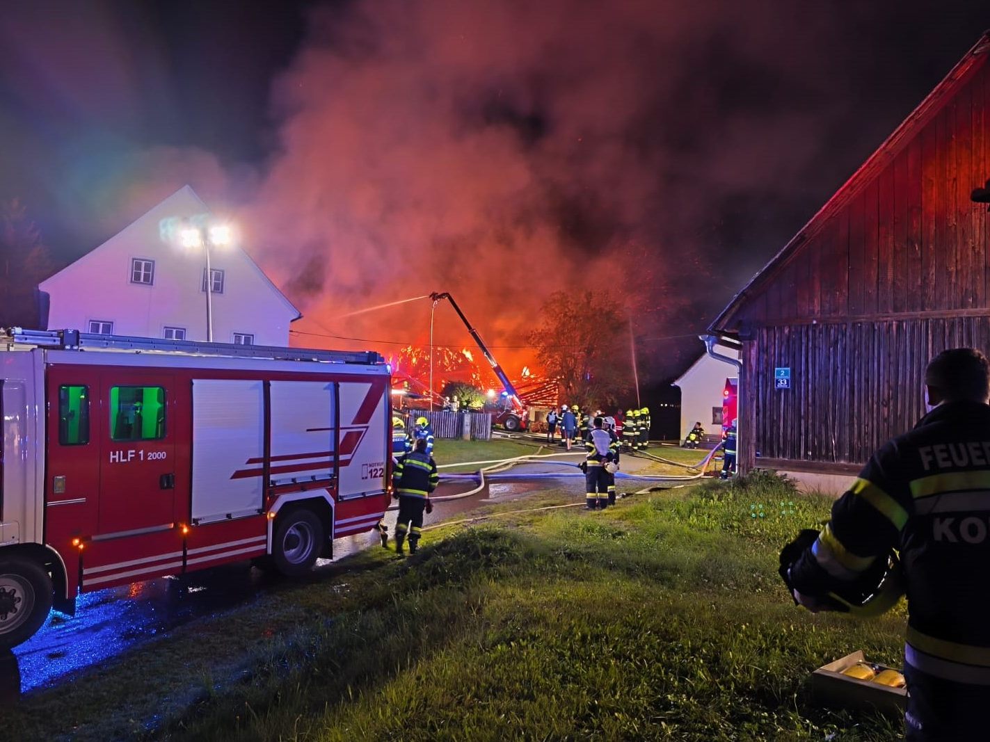 Beim Eintreffen der Einsatzkräfte stand das Gebäude bereits in Vollbrand.