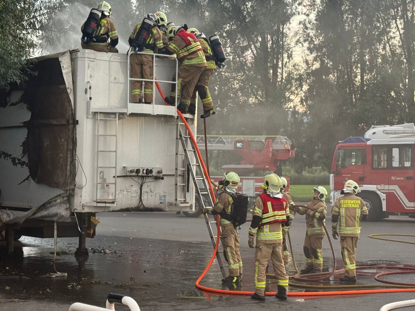 Ein Sattelschlepper aus der Schweiz fing Feuer. Ein Sattelschlepper aus der Schweiz fing Feuer.