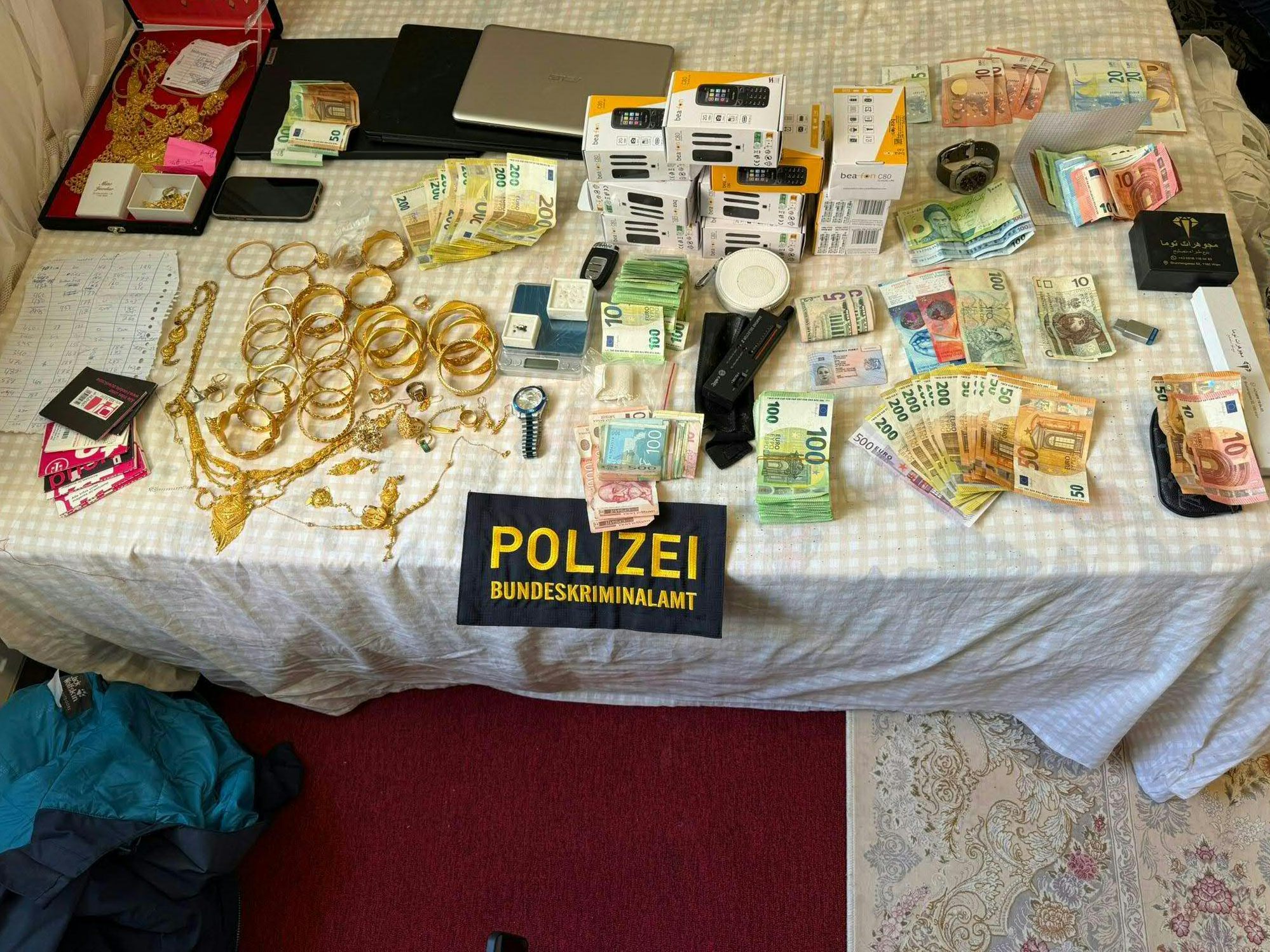 Sechs Männer wurden festgenommen.