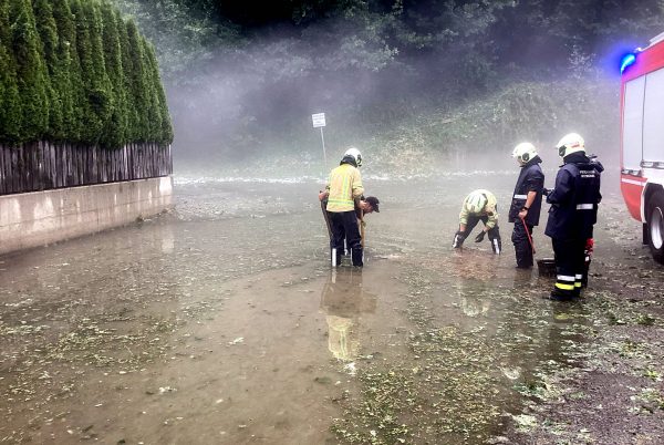ABD0002_20250627 – KITZBHEL – STERREICH: ++ HANDOUT ++ ZU APA0402 VOM 26.6.2025 – Ein schweres Unwetter sorgte am Donnerstag, 26. Juni 2025, im Stadtgebiet von Kitzbhel fr zahlreiche Einstze der Feuerwehr. – FOTO: APA/STADTFEUERWEHR KITZBHEL – ++ WIR WEISEN AUSDRCKLICH DARAUF HIN, DASS EINE VERWENDUNG DES BILDES AUS MEDIEN- UND/ODER URHEBERRECHTLICHEN GRNDEN AUSSCHLIESSLICH IM ZUSAMMENHANG […]