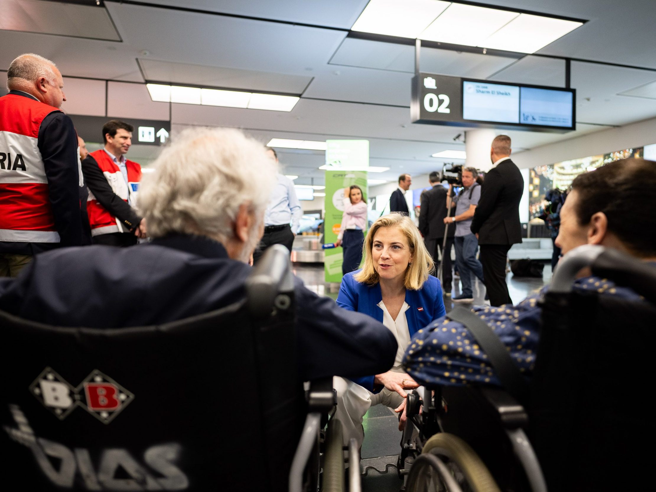 Beate Meinl-Reisinger (NEOS) empfing die Menschen persönlich am Flughafen. Beate Meinl-Reisinger (NEOS) empfing die Menschen persönlich am Flughafen.