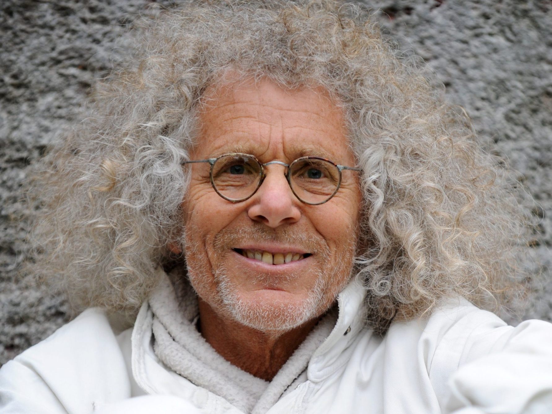 Rainer Langhans lebt radikal glücklich in einer Kommune trotz Krebs. Rainer Langhans lebt radikal glücklich in einer Kommune trotz Krebs.