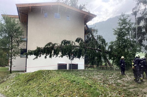 ABD0007_20250627 – KITZBHEL – STERREICH: ++ HANDOUT ++ ZU APA0402 VOM 26.6.2025 – Ein schweres Unwetter sorgte am Donnerstag, 26. Juni 2025, im Stadtgebiet von Kitzbhel fr zahlreiche Einstze der Feuerwehr. – FOTO: APA/STADTFEUERWEHR KITZBHEL – ++ WIR WEISEN AUSDRCKLICH DARAUF HIN, DASS EINE VERWENDUNG DES BILDES AUS MEDIEN- UND/ODER URHEBERRECHTLICHEN GRNDEN AUSSCHLIESSLICH IM ZUSAMMENHANG […]