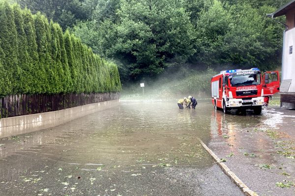 ABD0014_20250627 – KITZBHEL – STERREICH: ++ HANDOUT ++ ZU APA0402 VOM 26.6.2025 – Ein schweres Unwetter sorgte am Donnerstag, 26. Juni 2025, im Stadtgebiet von Kitzbhel fr zahlreiche Einstze der Feuerwehr. – FOTO: APA/STADTFEUERWEHR KITZBHEL – ++ WIR WEISEN AUSDRCKLICH DARAUF HIN, DASS EINE VERWENDUNG DES BILDES AUS MEDIEN- UND/ODER URHEBERRECHTLICHEN GRNDEN AUSSCHLIESSLICH IM ZUSAMMENHANG […]