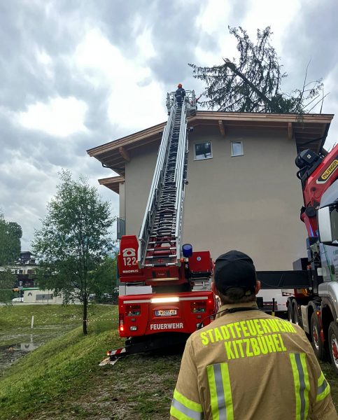 ABD0015_20250627 – KITZBHEL – STERREICH: ++ HANDOUT ++ ZU APA0402 VOM 26.6.2025 – Ein schweres Unwetter sorgte am Donnerstag, 26. Juni 2025, im Stadtgebiet von Kitzbhel fr zahlreiche Einstze der Feuerwehr. – FOTO: APA/STADTFEUERWEHR KITZBHEL – ++ WIR WEISEN AUSDRCKLICH DARAUF HIN, DASS EINE VERWENDUNG DES BILDES AUS MEDIEN- UND/ODER URHEBERRECHTLICHEN GRNDEN AUSSCHLIESSLICH IM ZUSAMMENHANG […]