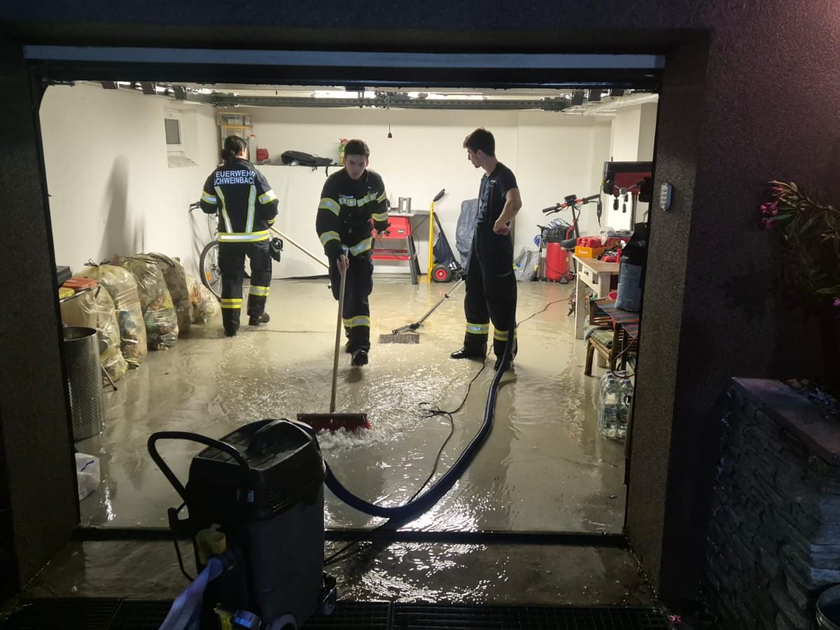 Im Bild: Einsatzkräfte der Feuerwehr in der Gemeinde Engerwitzdorf.