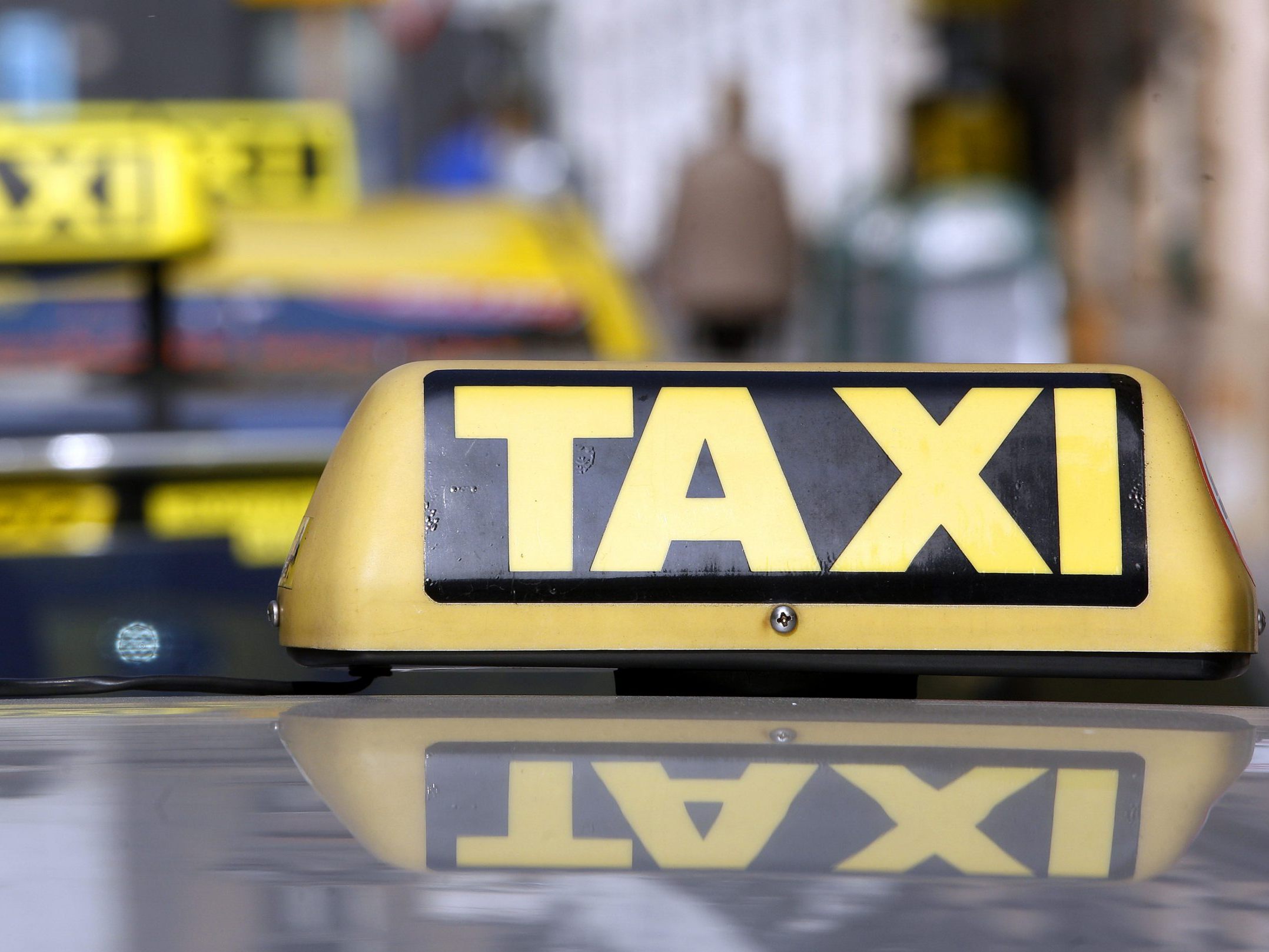 Der Mann wollte sich in einem Taxi verstecken - der Plan ging nicht auf.