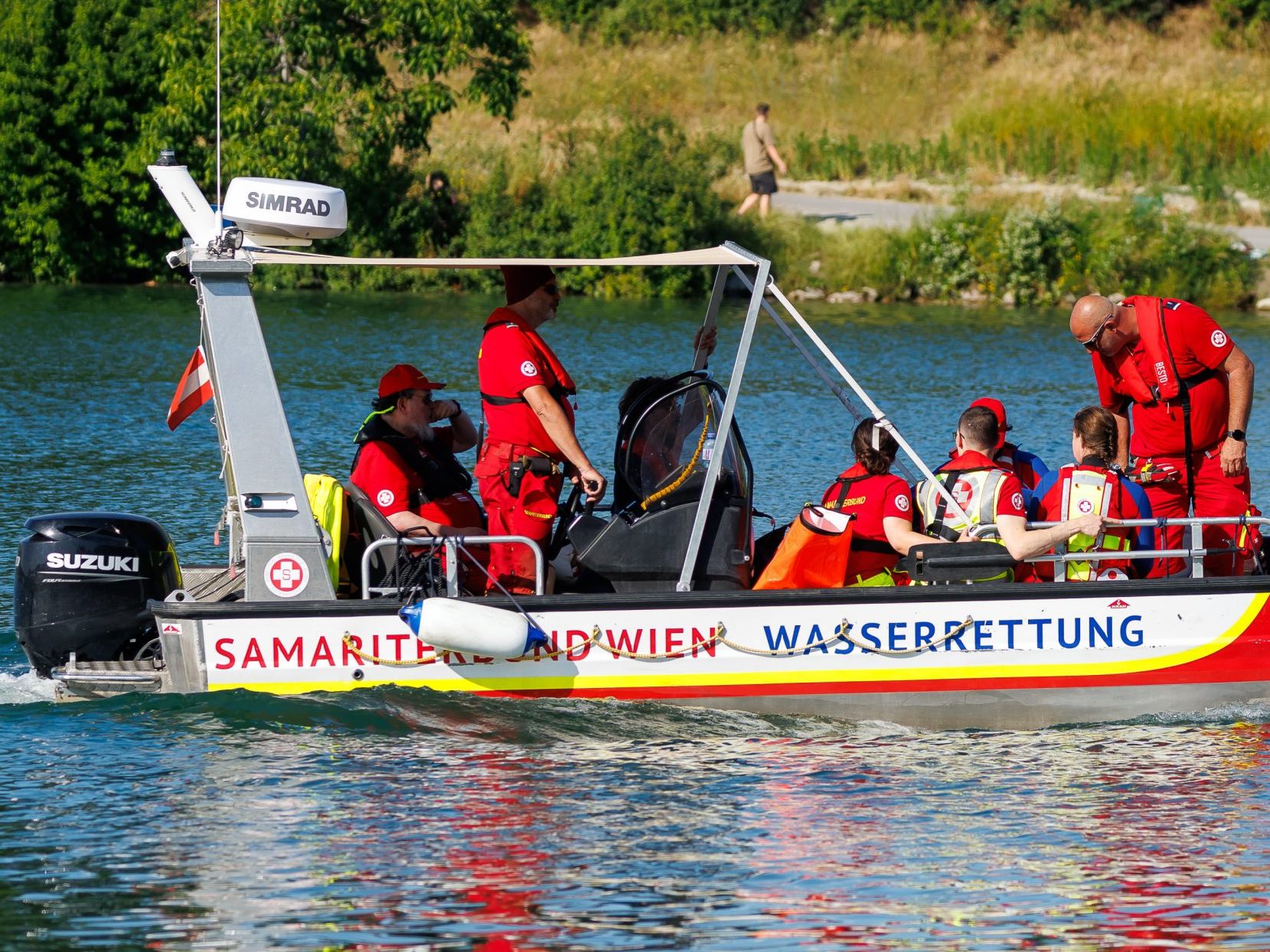 Die Suche nach der vermissten Schwimmerin geht weiter.