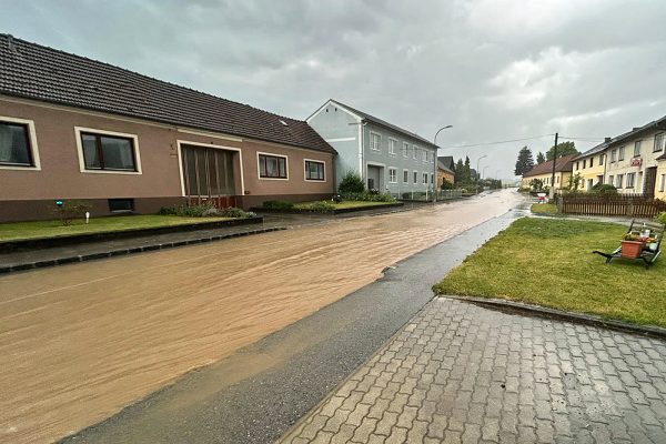 ABD0020_20250627 – GROSS-SIEGHARTS – STERREICH: ++ HANDOUT ++ ZU APA0063 VOM 27.6.2025 – Unwetter mit Starkregen haben am Donnerstag, 26. Juni 2025, u.a. im Raum Gro§-Siegharts fr berschwemmungen und Vermurungen gesorgt. – FOTO: APA/FF GROSS-SIEGHARTS-STADT – ++ WIR WEISEN AUSDRCKLICH DARAUF HIN, DASS EINE VERWENDUNG DES BILDES AUS MEDIEN- UND/ODER URHEBERRECHTLICHEN GRNDEN AUSSCHLIESSLICH IM ZUSAMMENHANG […]