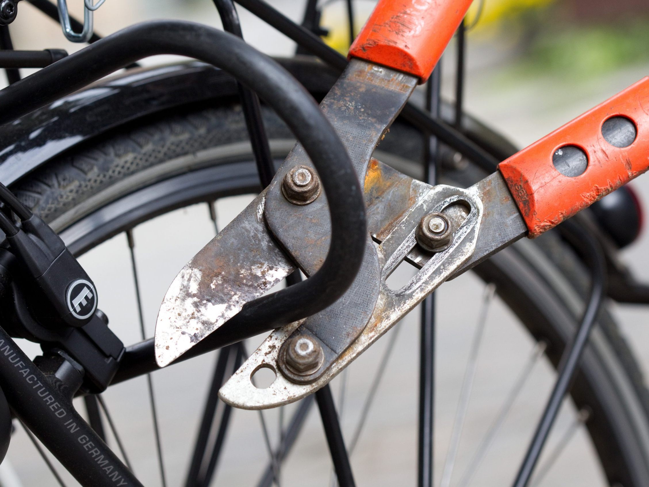 Der Fahrraddieb wurde von einem Passanten ertappt. Der Fahrraddieb wurde von einem Passanten ertappt.