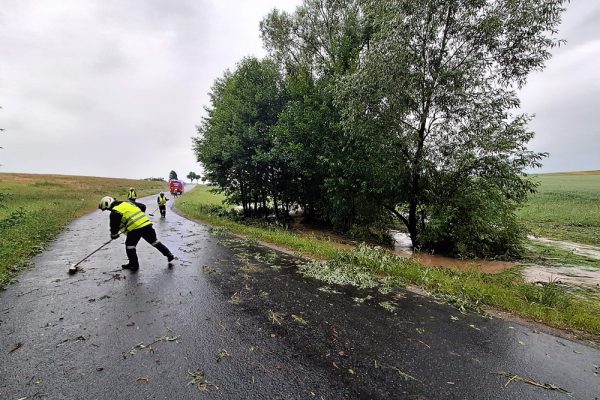 ABD0021_20250627 – GROSS-SIEGHARTS – STERREICH: ++ HANDOUT ++ ZU APA0063 VOM 27.6.2025 – Unwetter mit Starkregen haben am Donnerstag, 26. Juni 2025, u.a. im Raum Gro§-Siegharts fr berschwemmungen und Vermurungen gesorgt. – FOTO: APA/FF GROSS-SIEGHARTS-STADT – ++ WIR WEISEN AUSDRCKLICH DARAUF HIN, DASS EINE VERWENDUNG DES BILDES AUS MEDIEN- UND/ODER URHEBERRECHTLICHEN GRNDEN AUSSCHLIESSLICH IM ZUSAMMENHANG […]
