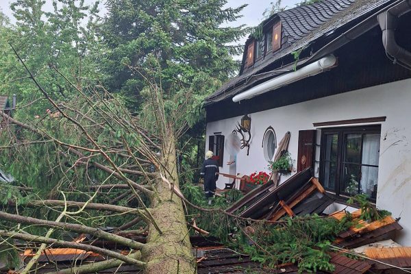 ABD0022_20250627 – GROSS-SIEGHARTS – STERREICH: ++ HANDOUT ++ ZU APA0063 VOM 27.6.2025 – Unwetter haben am Donnerstag, 26. Juni 2025, u.a. im Raum Weinern/Gro§-Siegharts fr zahlreiche Einstze der Feuerwehr gesorgt. – FOTO: APA/FF WEINERN – ++ WIR WEISEN AUSDRCKLICH DARAUF HIN, DASS EINE VERWENDUNG DES BILDES AUS MEDIEN- UND/ODER URHEBERRECHTLICHEN GRNDEN AUSSCHLIESSLICH IM ZUSAMMENHANG MIT […]