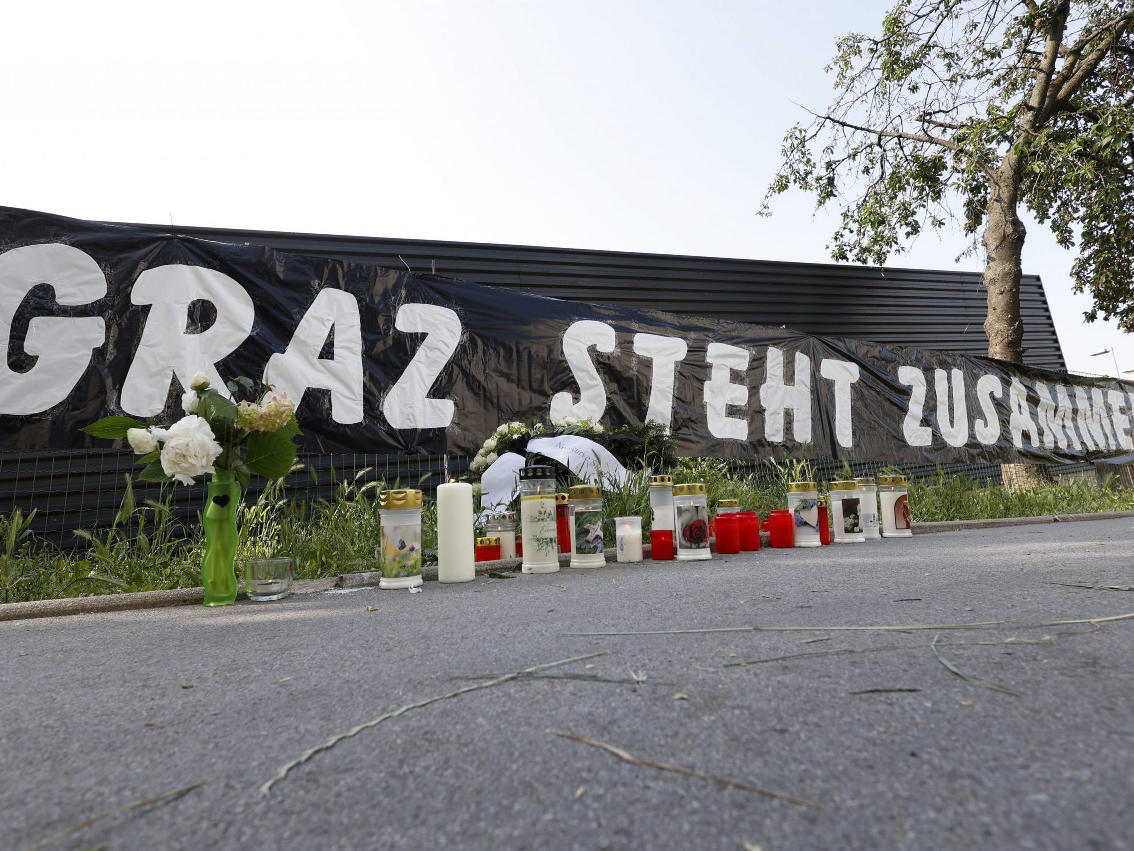 So sah es vor der Grazer Schule am Tag nach dem Amoklauf aus. So sah es vor der Grazer Schule am Tag nach dem Amoklauf aus.