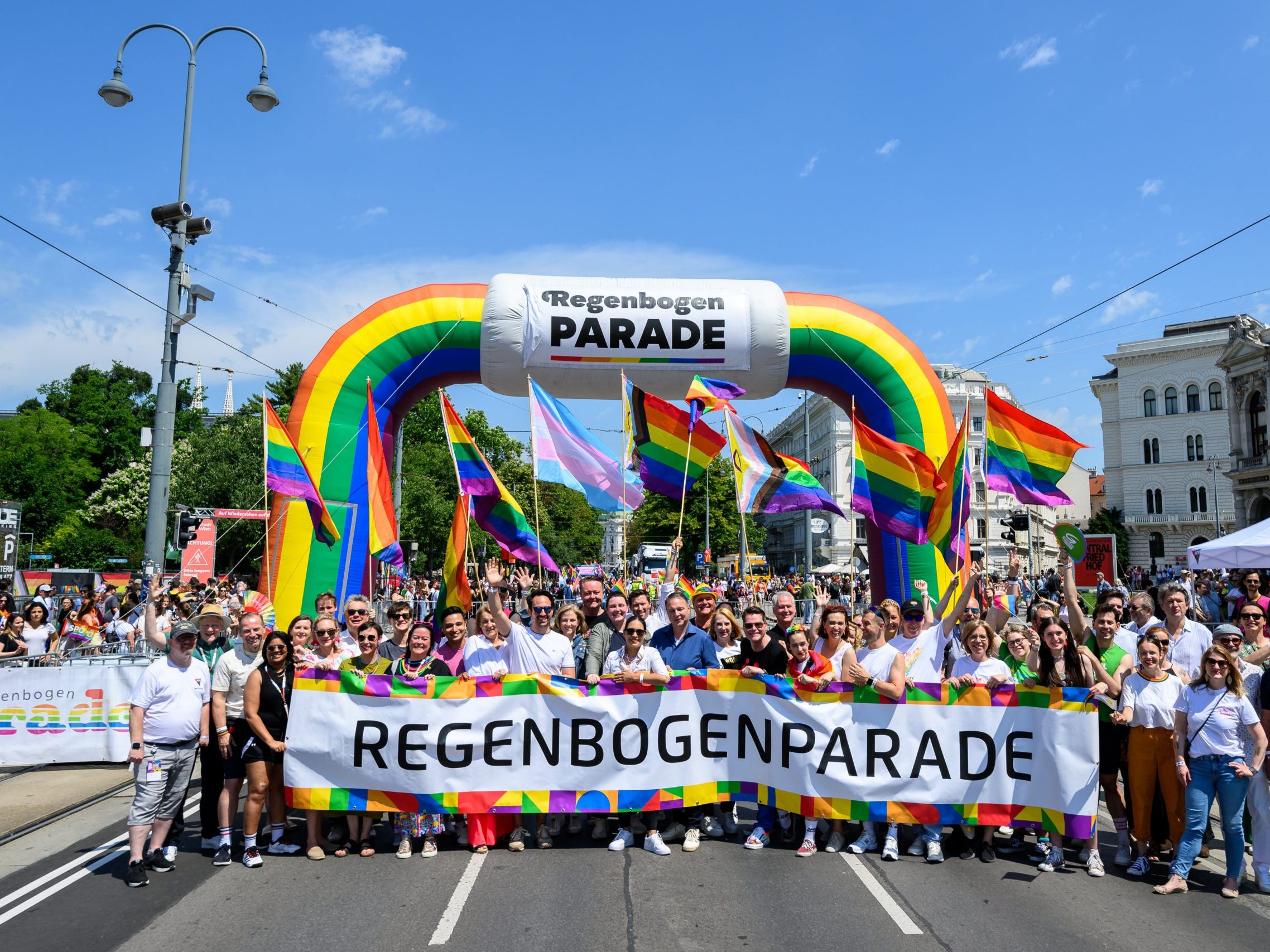 Auch die Wiener Regenbogenparade steht im Zeichen des Grazer Amoklaufs. Auch die Wiener Regenbogenparade steht im Zeichen des Grazer Amoklaufs.