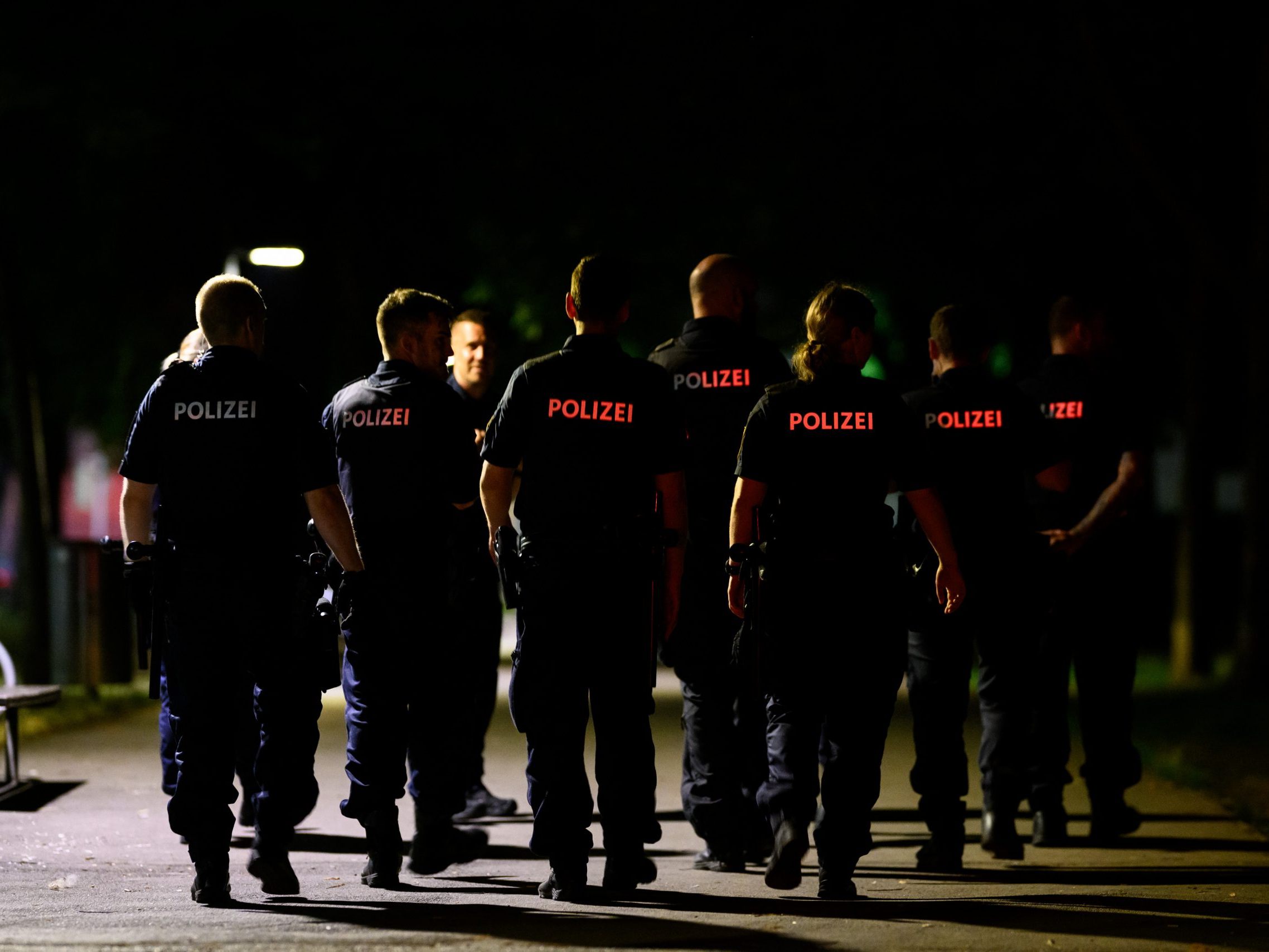 Nächtlicher Polizeieinsatz auf der Wiener Donauinsel.
