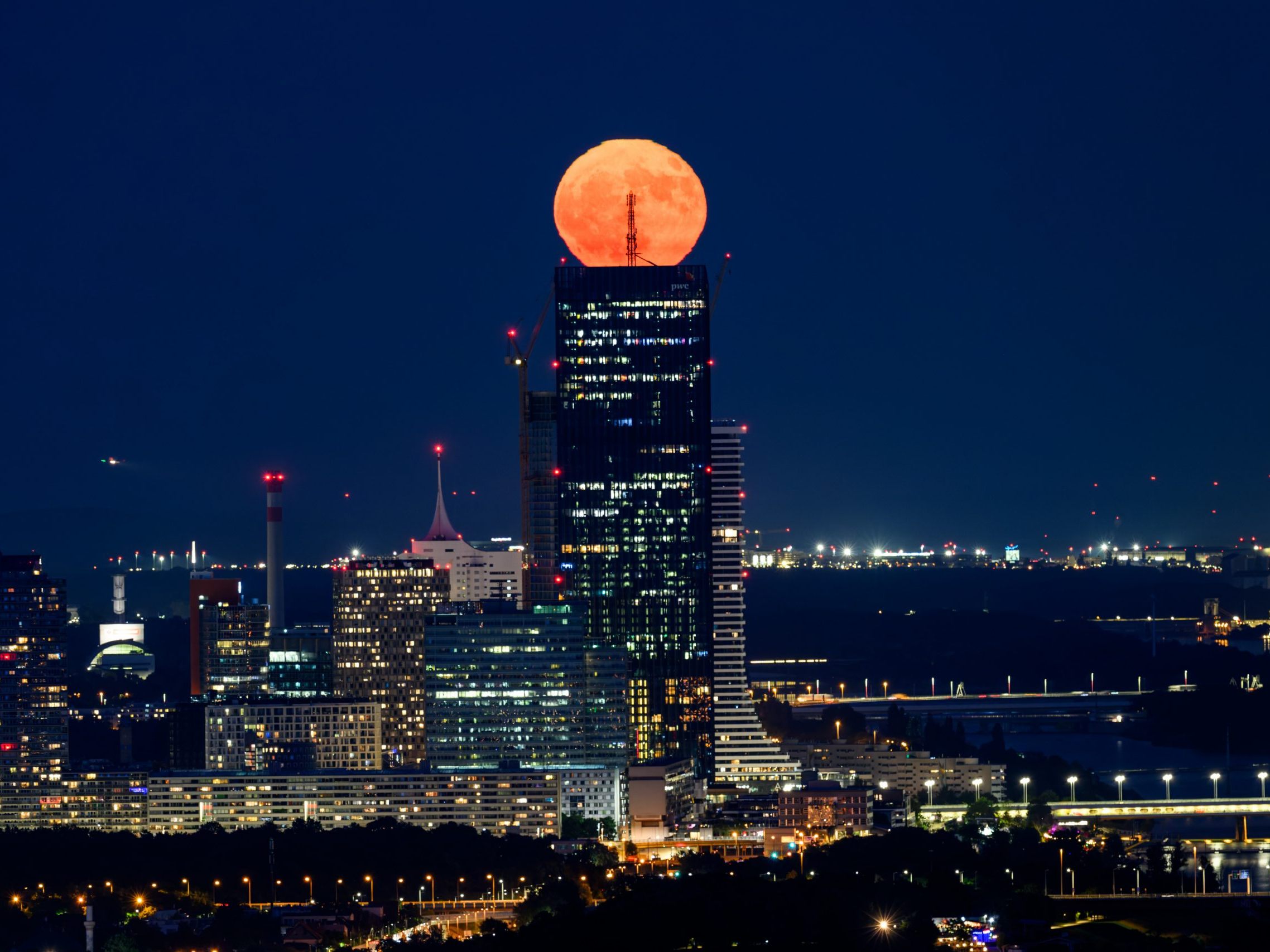 Im Juni wird der Vollmond auch "Erdbeermond" genannt.