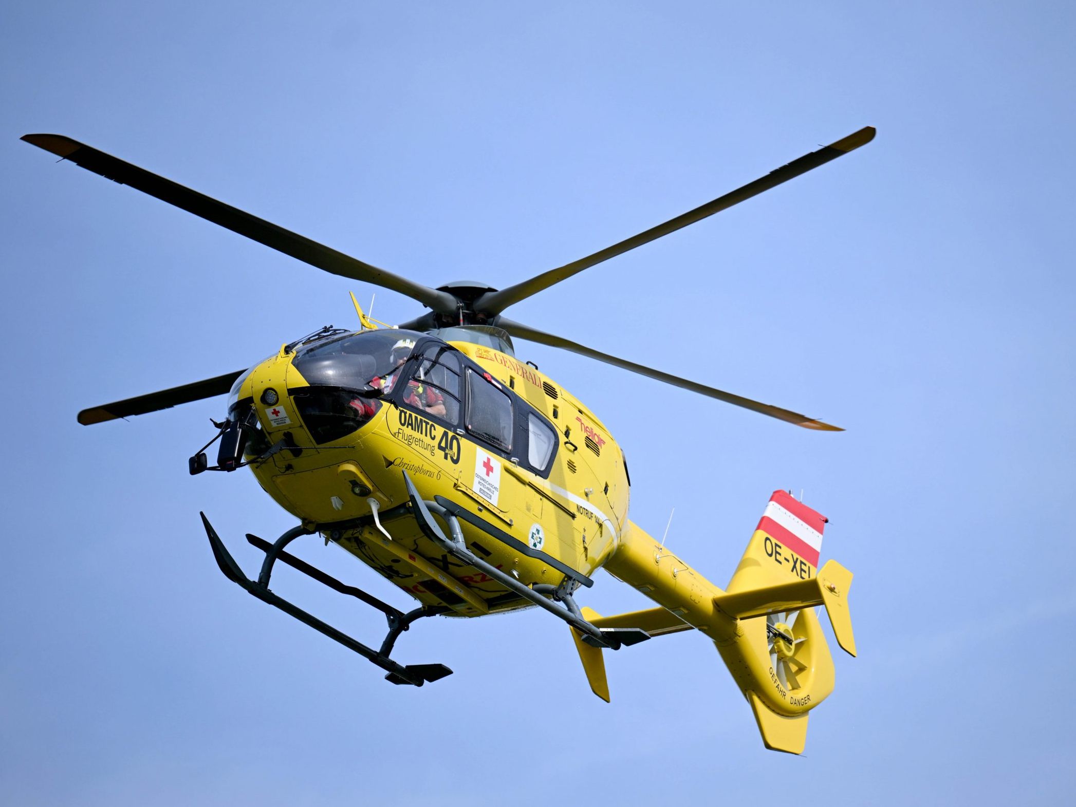 Ein Mann erlitt bei dem Bootsunfall auf der Donau schwere Verletzungen. Ein Mann erlitt bei dem Bootsunfall auf der Donau schwere Verletzungen.
