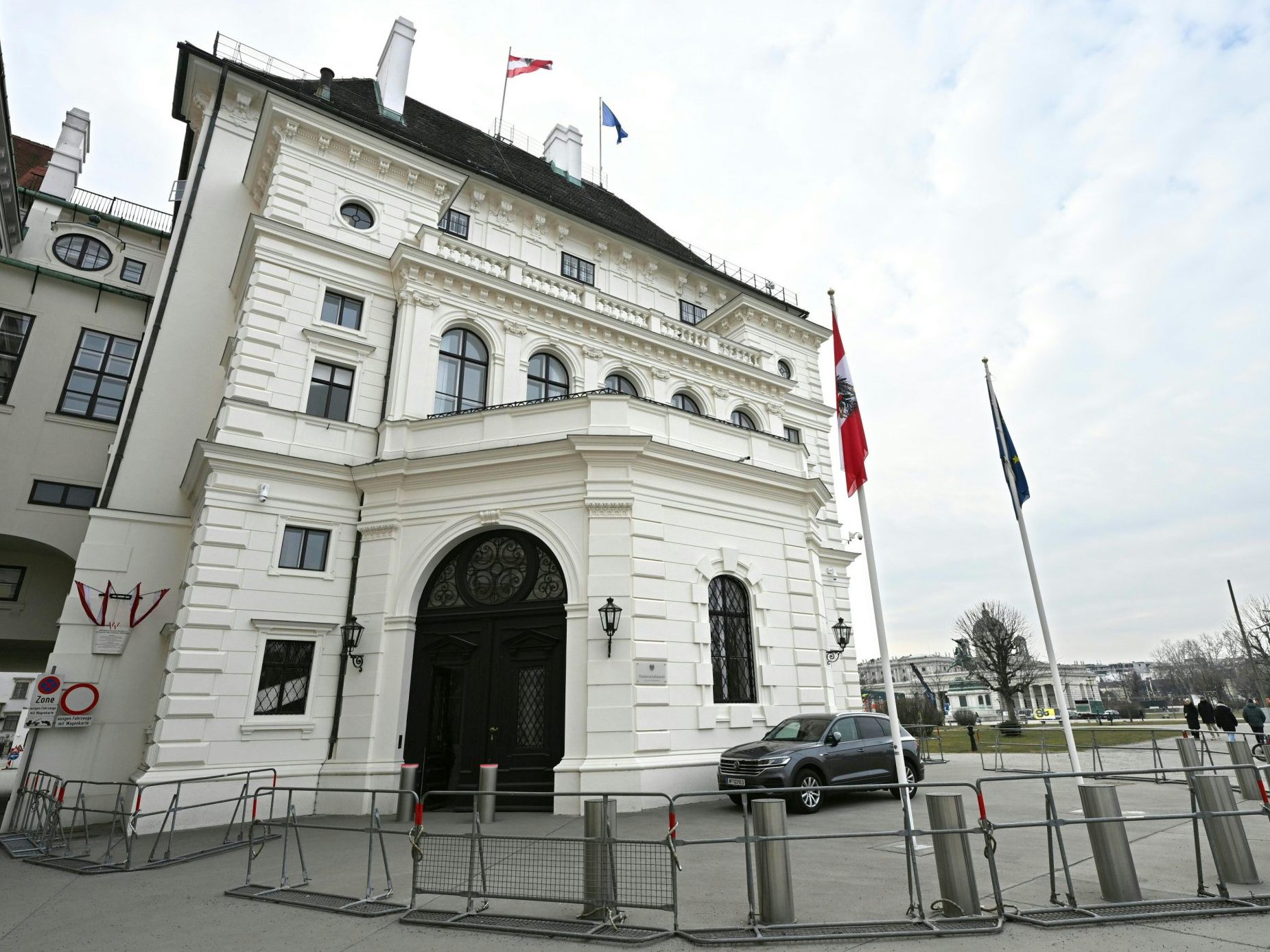 Die Koalition hat mit Stichtag 7. April insgesamt 364 Personen in den Ministerkabinetten eingesetzt. Die Koalition hat mit Stichtag 7. April insgesamt 364 Personen in den Ministerkabinetten eingesetzt.