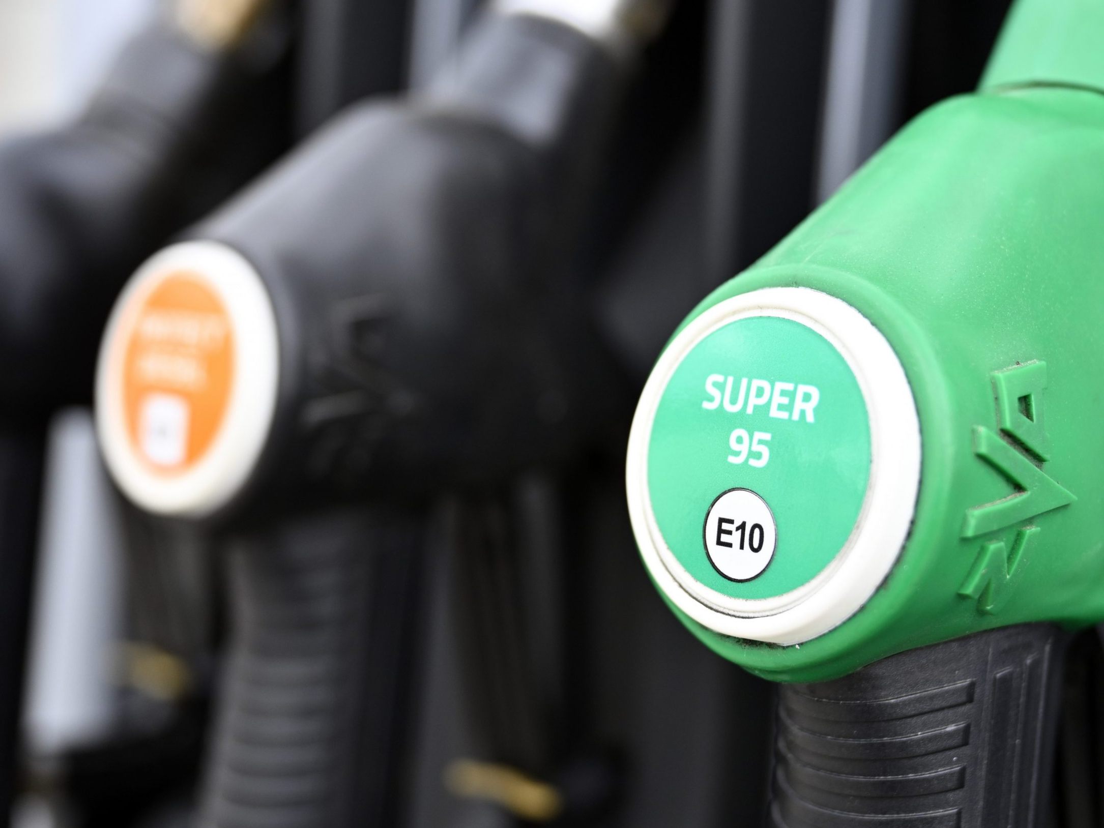 Benzin und Diesel wurden vor dem Ferienstart wieder teurer.