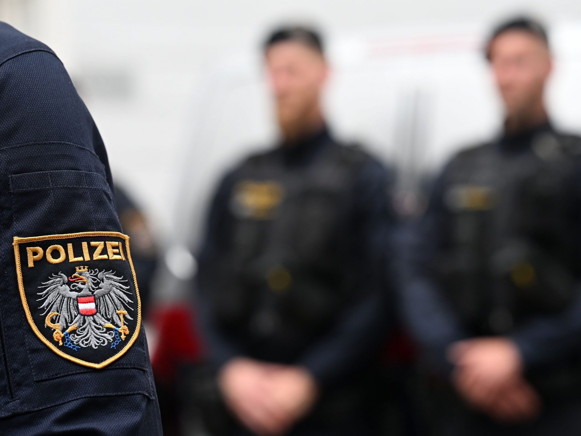Der falsche Polizist wurde von der Polizei verhaftet.