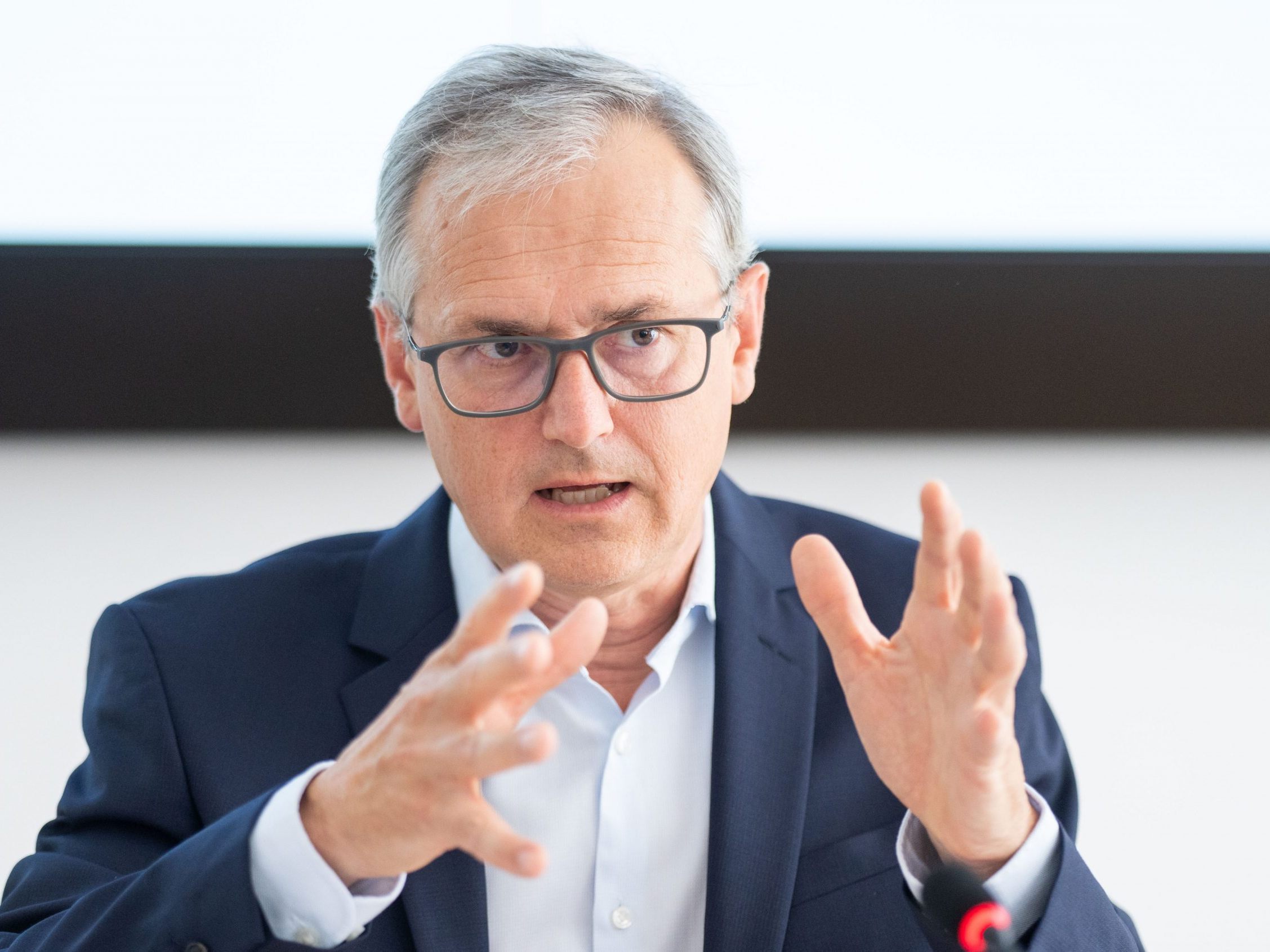 E-Control Vorstand Wolfang Urbantschitsch während eines PG der Bundeswettbewerbsbehörde (BWB) und E-Control.