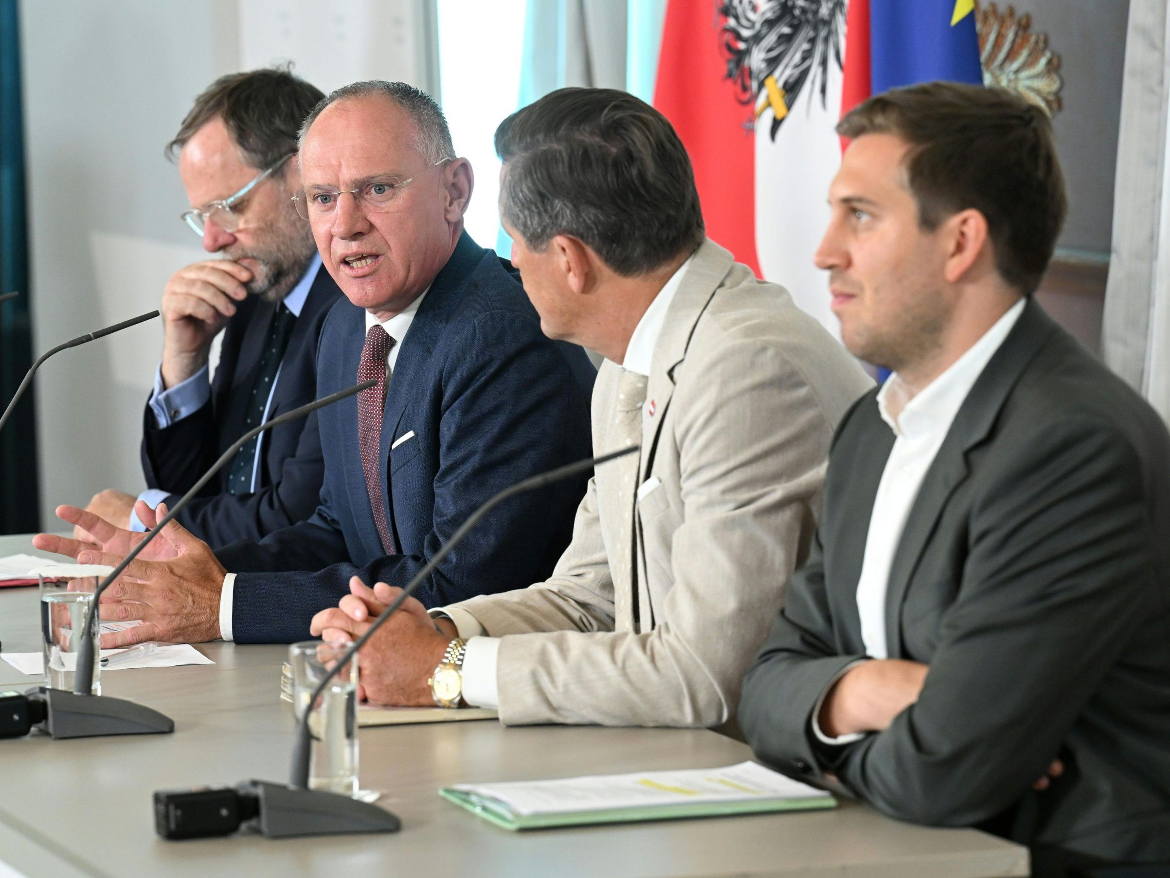 Die Minister Karner und Hanke (Mitte) sowie die Staatssekretäre Schellhorn (links) und Pröll (rechts).