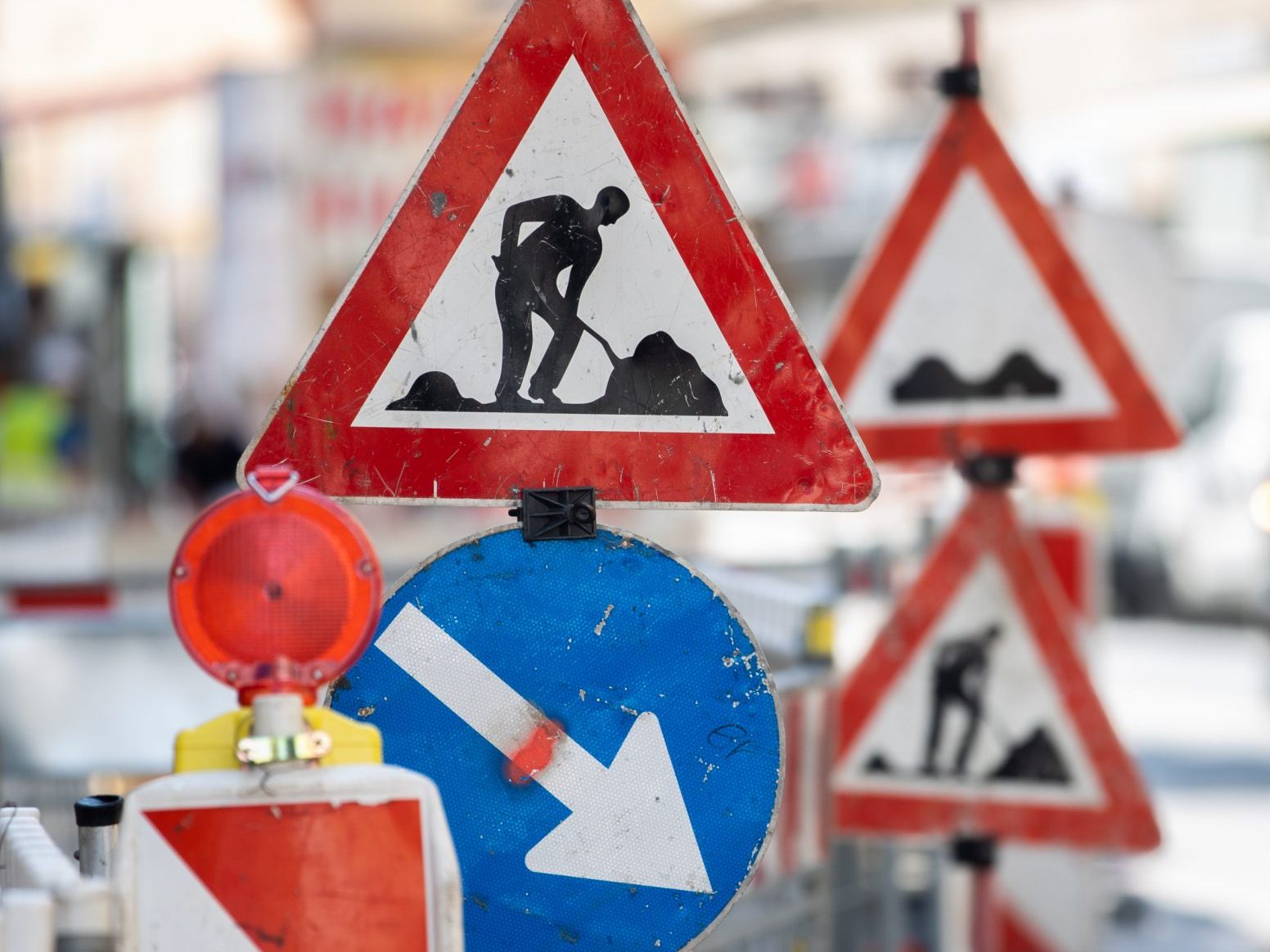 Wegen einer Wasserrohrlegung gibt es eine Baustelle in der Alserbachstraße. Wegen einer Wasserrohrlegung gibt es eine Baustelle in der Alserbachstraße.