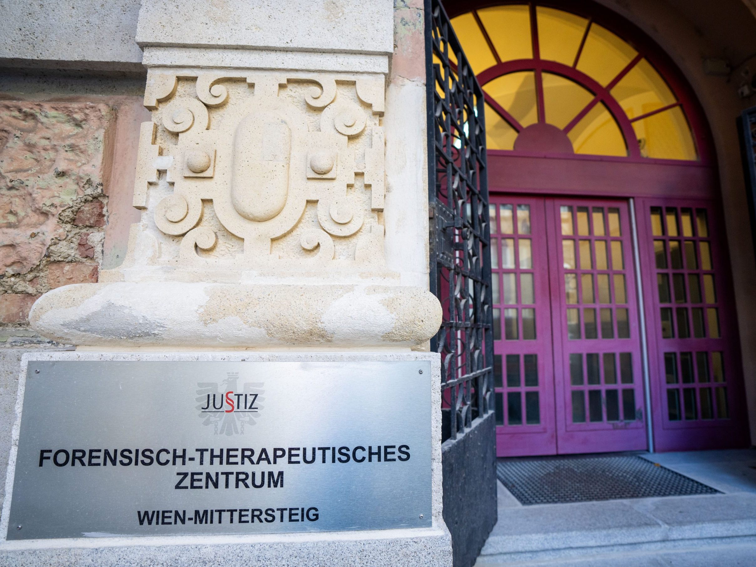 Da davon auszugehen ist, dass der Mann weitere Straftaten begehen wird, wurde er in ein forensisch-therapeutisches Zentrum eingewiesen. Da davon auszugehen ist, dass der Mann weitere Straftaten begehen wird, wurde er in ein forensisch-therapeutisches Zentrum eingewiesen.