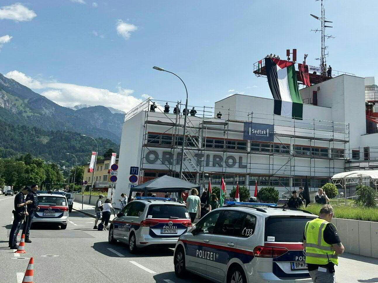 Die Aktivisten kletterten über ein Baugerüst auf das Dach des Landesstudios.