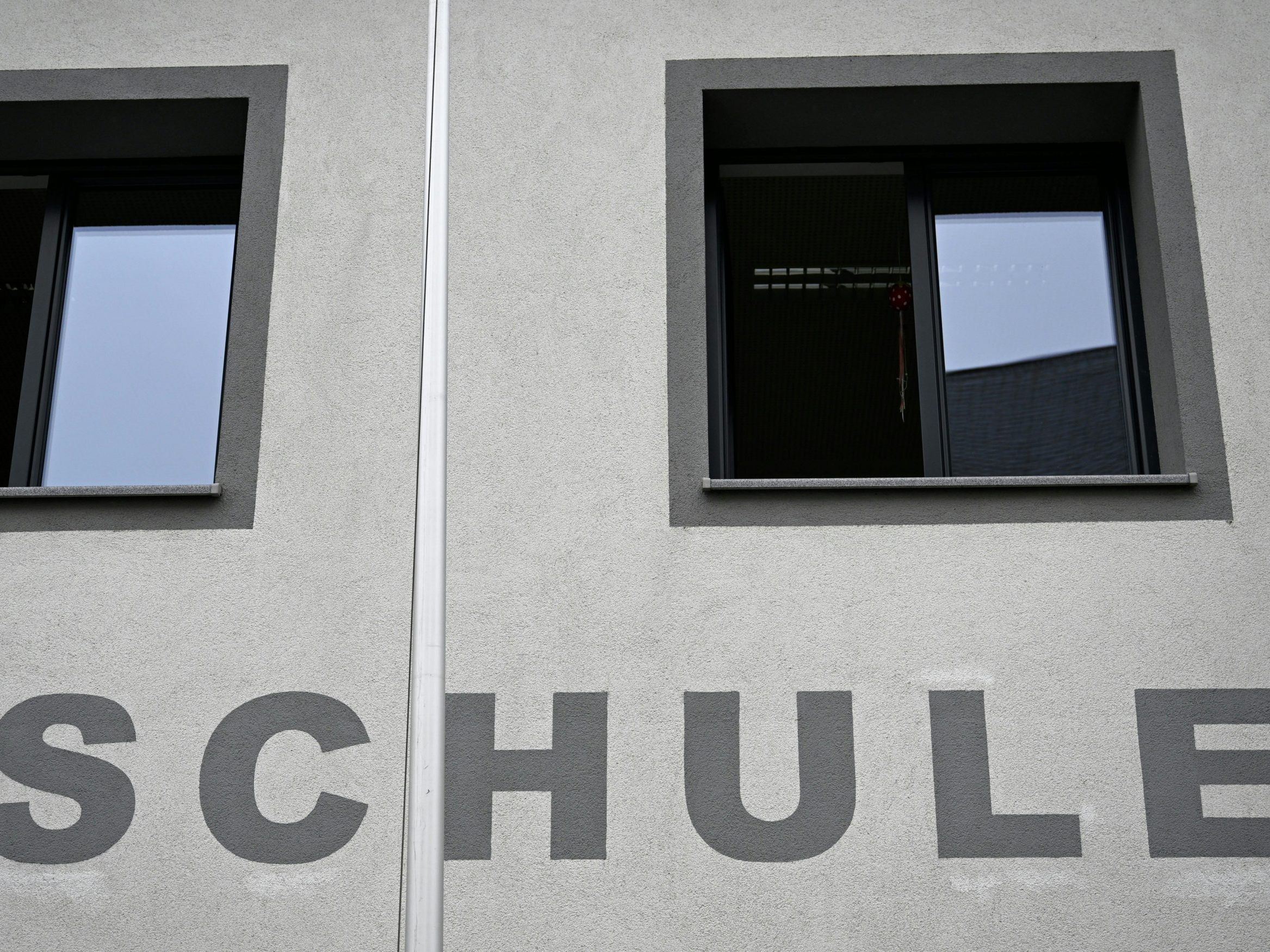 Nach einer Bombendrohung gegen eine Schule in Oberösterreich wurde ein 14-Jähriger als Verantwortlicher ausgeforscht. Nach einer Bombendrohung gegen eine Schule in Oberösterreich wurde ein 14-Jähriger als Verantwortlicher ausgeforscht.