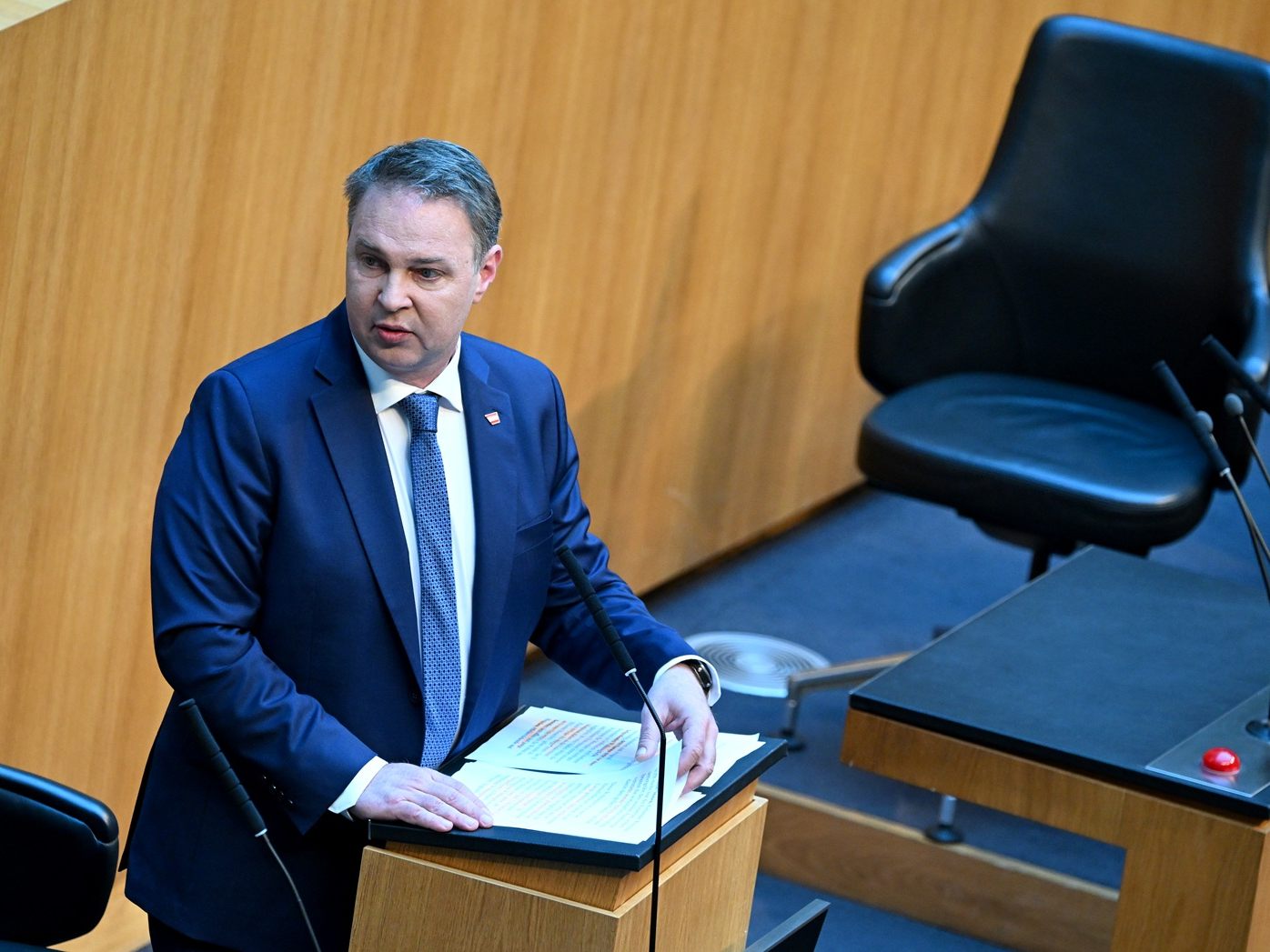"Mit dem Gesundheits-Navi 1450 soll jeder schnellstmöglich genau die medizinische Versorgung bekommen, die er oder sie benötigt - und zwar auf Kassa", so Babler.
