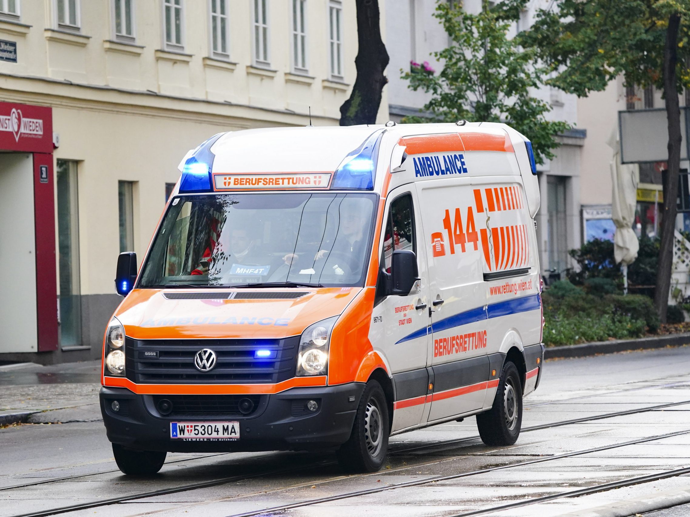 Die Wiener Berufsrettung brachte die Schwerverletzte in ein Spital. Die Wiener Berufsrettung brachte die Schwerverletzte in ein Spital.