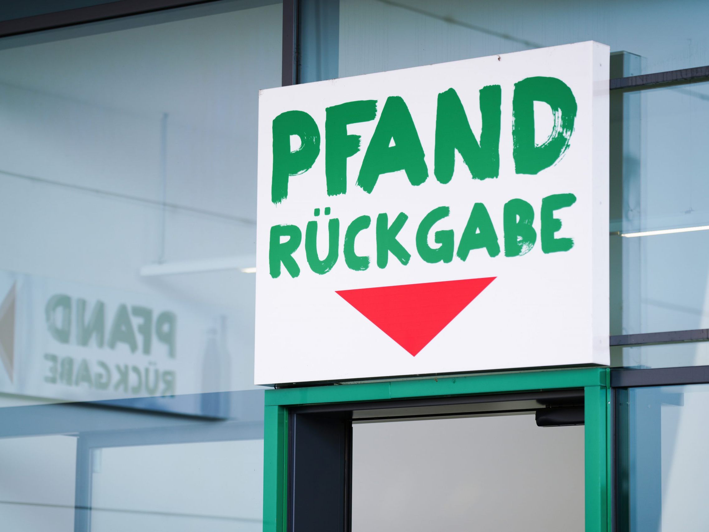 Konsumenten tendieren zu Produkten, die nicht vom Pfand betroffen sind.
