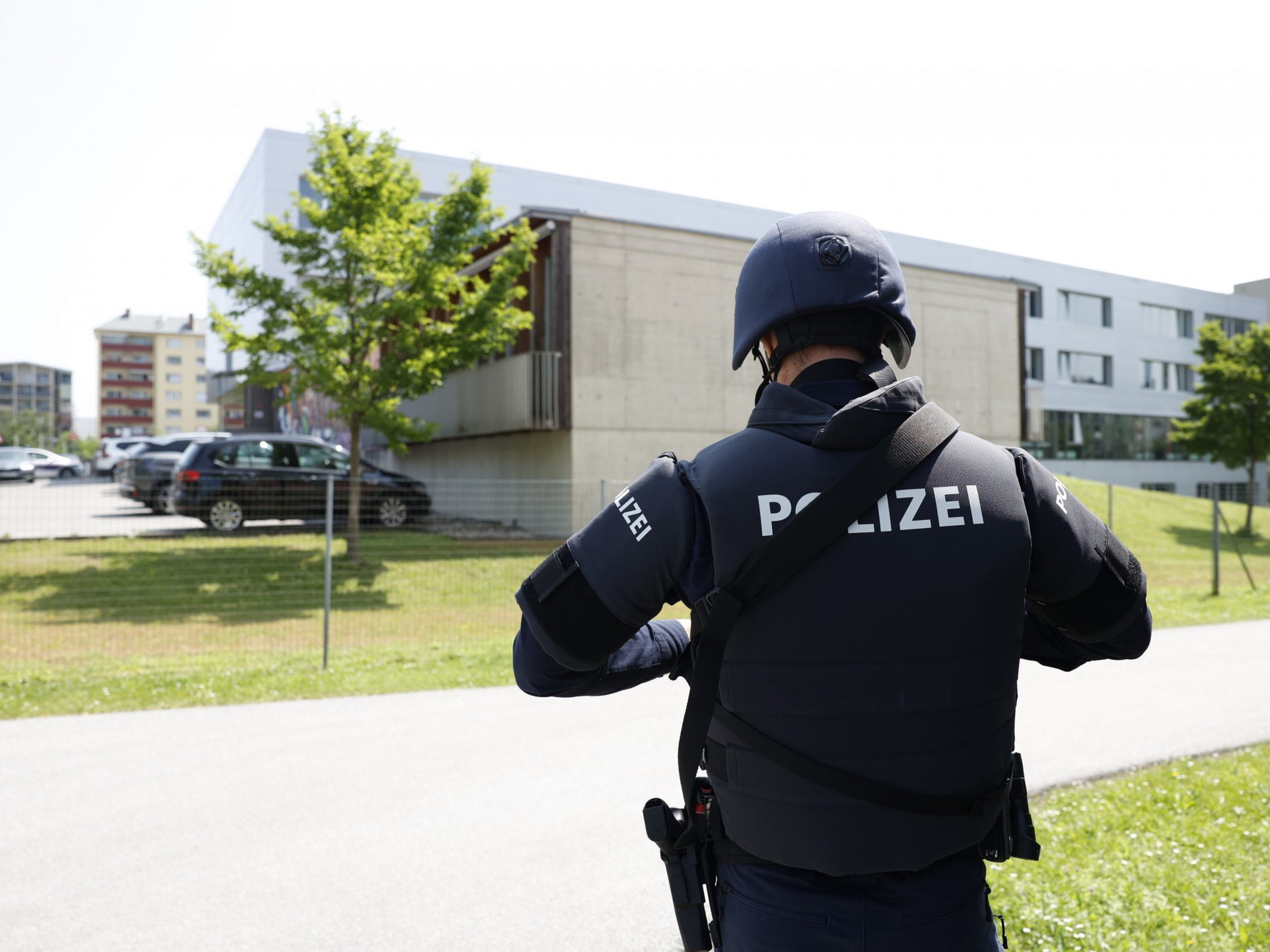Ein Polizist am Tag des Amoklaufs in Graz. Ein Polizist am Tag des Amoklaufs in Graz.