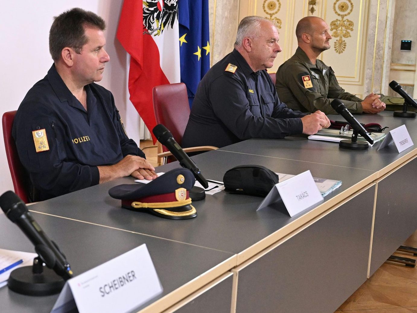 Beim Pressegespräch zu Amoklagen traten Michael Takacs, Bernhard Treibenreif, Kurt Kornberger und Peter Scheibner im Innenministerium auf. Beim Pressegespräch zu Amoklagen traten Michael Takacs, Bernhard Treibenreif, Kurt Kornberger und Peter Scheibner im Innenministerium auf.