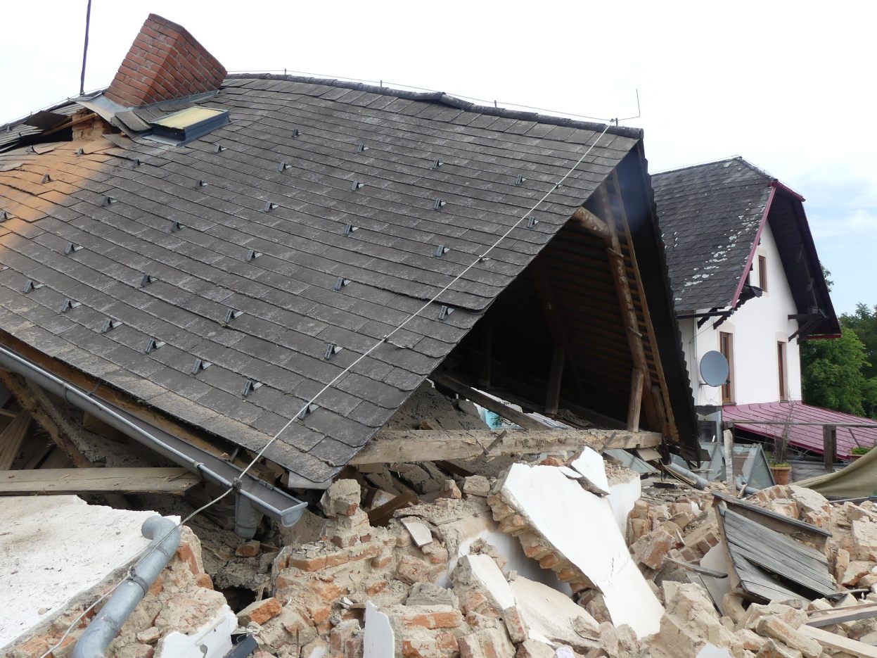 Berufsfeuerwehr geht von Gasexplosion aus - Gebäude komplett zerstört