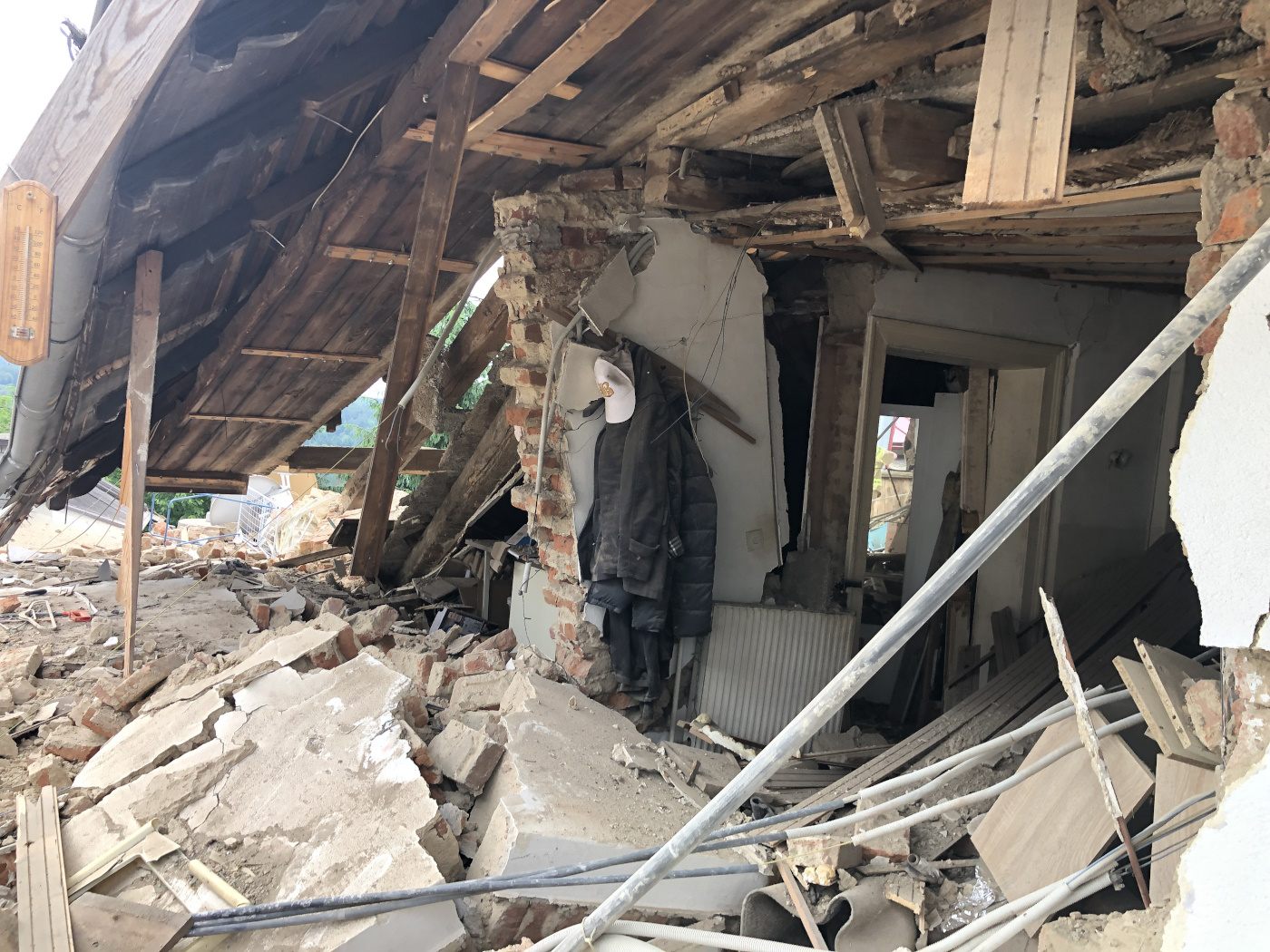 Gasexplosion in Graz: Ein Toter, Haus zerstört (Bild: APA/BF GRAZ)