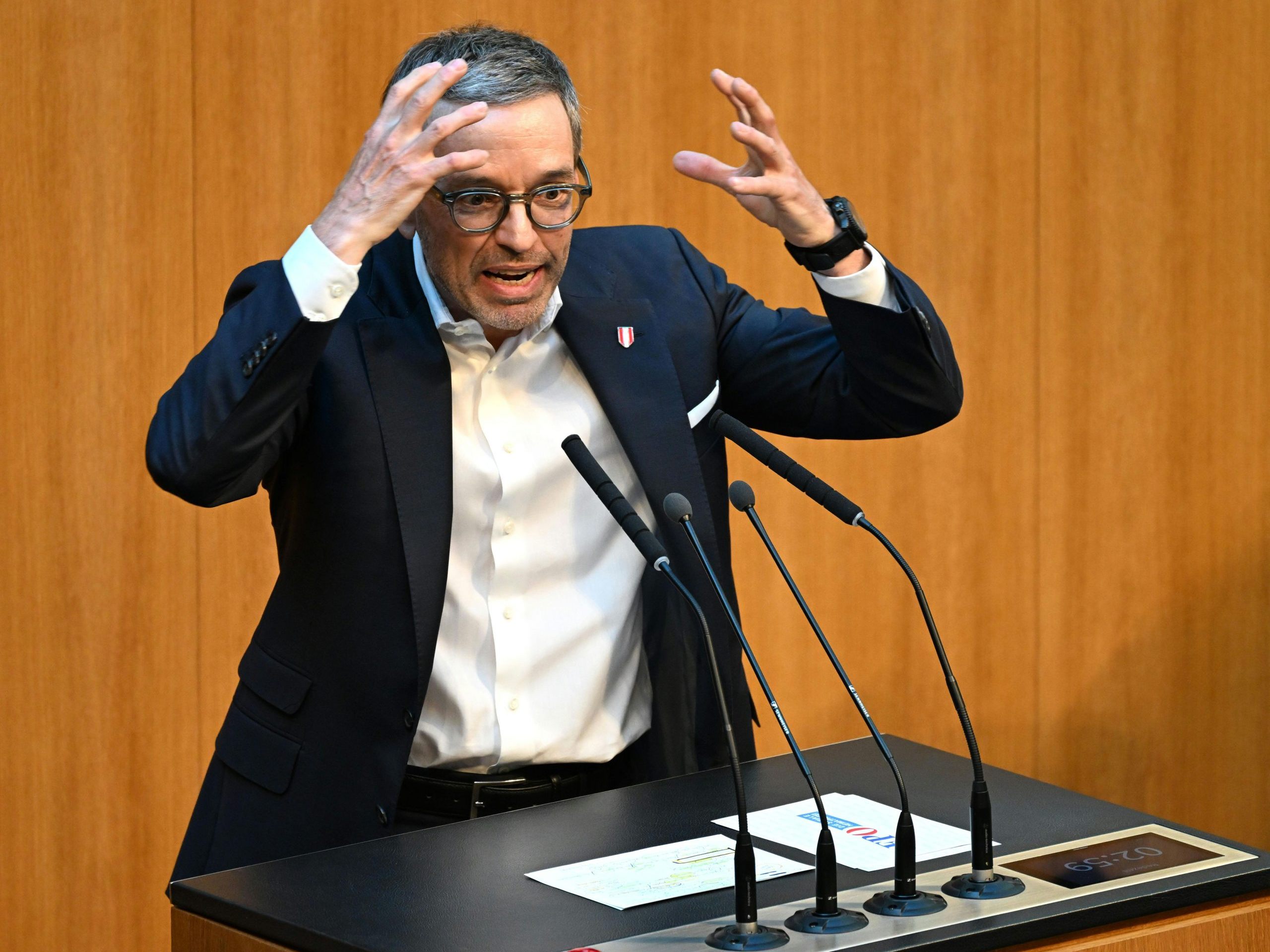 Neutralität in Gefahr? FPÖ protestiert gegen Selenskyj-Besuch im Parlament Neutralität in Gefahr? FPÖ protestiert gegen Selenskyj-Besuch im Parlament