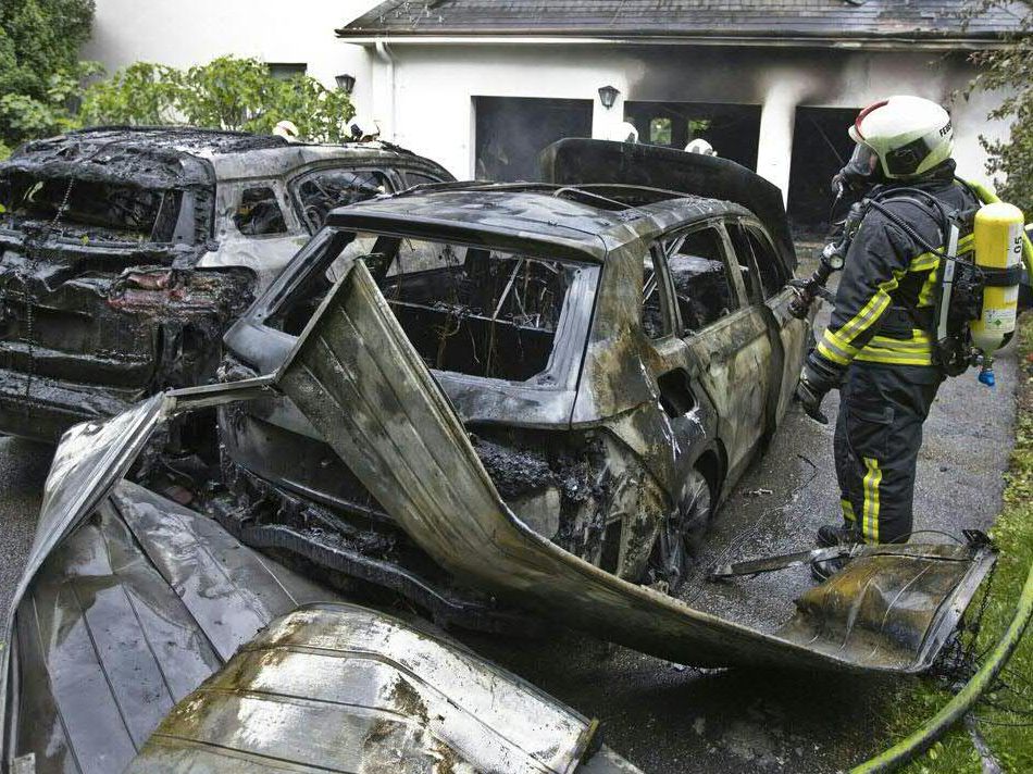 Bei einem Garagenbrand in Pottendorf wurden drei Fahrzeuge zerstört. Bei einem Garagenbrand in Pottendorf wurden drei Fahrzeuge zerstört.