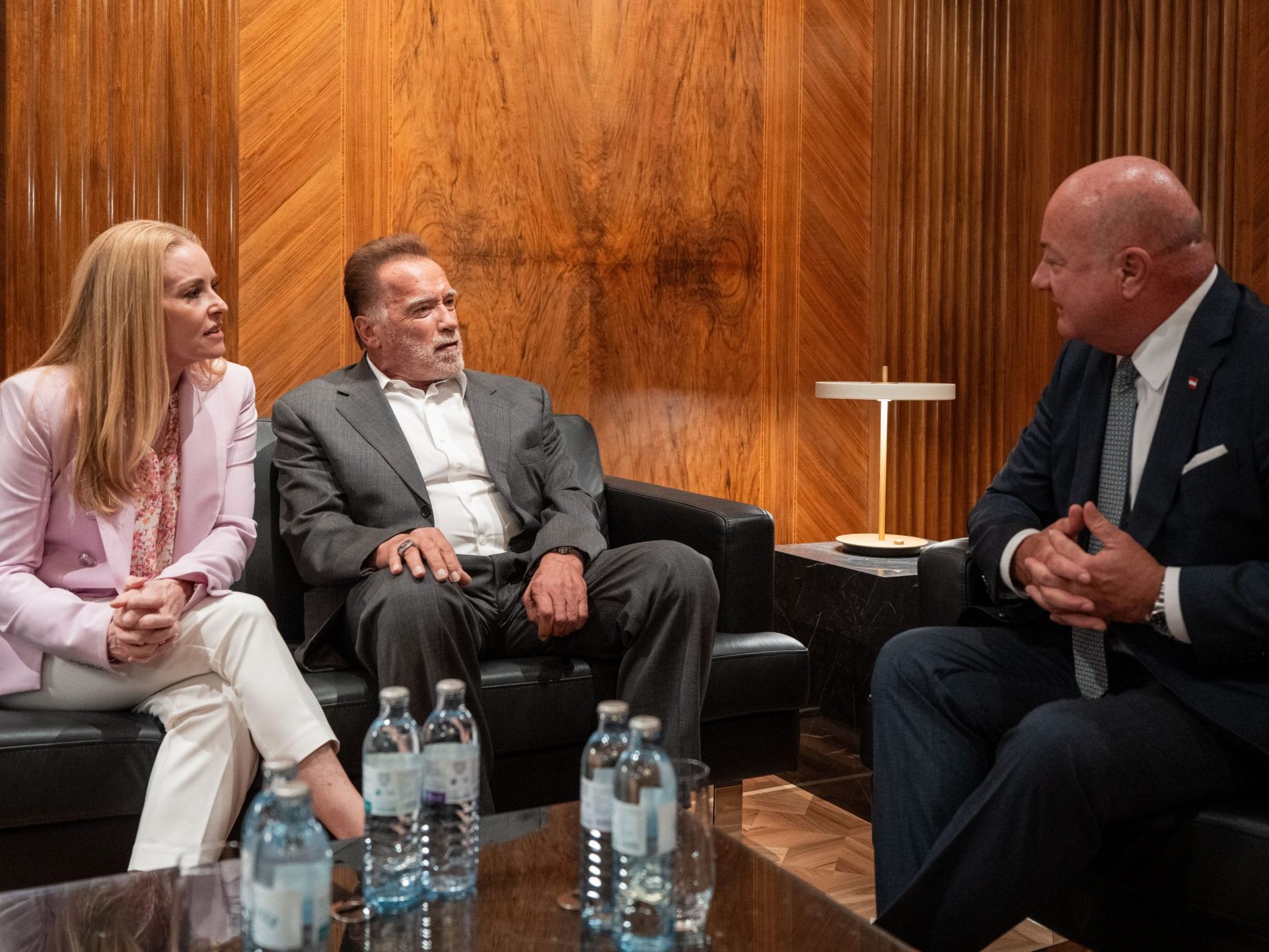 Arnold Schwarzenegger mit Lebensgefährtin Heather Milligan und Bundeskanzler Christian Stocker im Bundeskanzleramt in Wien.