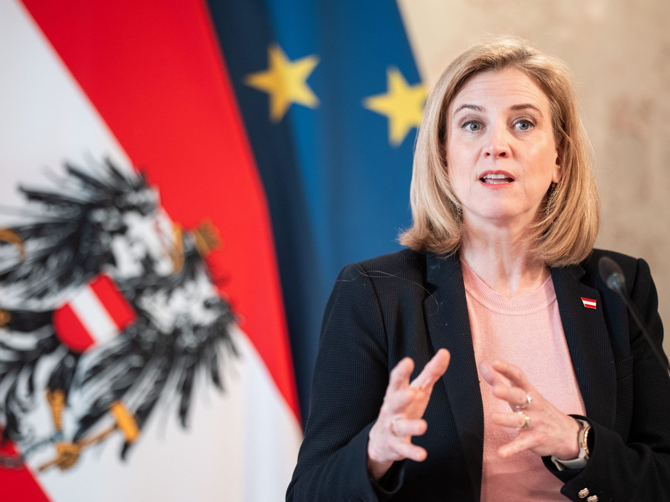 Die Ukraine könne "auf unsere Unterstützung bei der Rückführung der gewaltsam von Russland verschleppten Kinder zählen", ließ Meinl-Reisinger wissen. Die Ukraine könne "auf unsere Unterstützung bei der Rückführung der gewaltsam von Russland verschleppten Kinder zählen", ließ Meinl-Reisinger wissen.