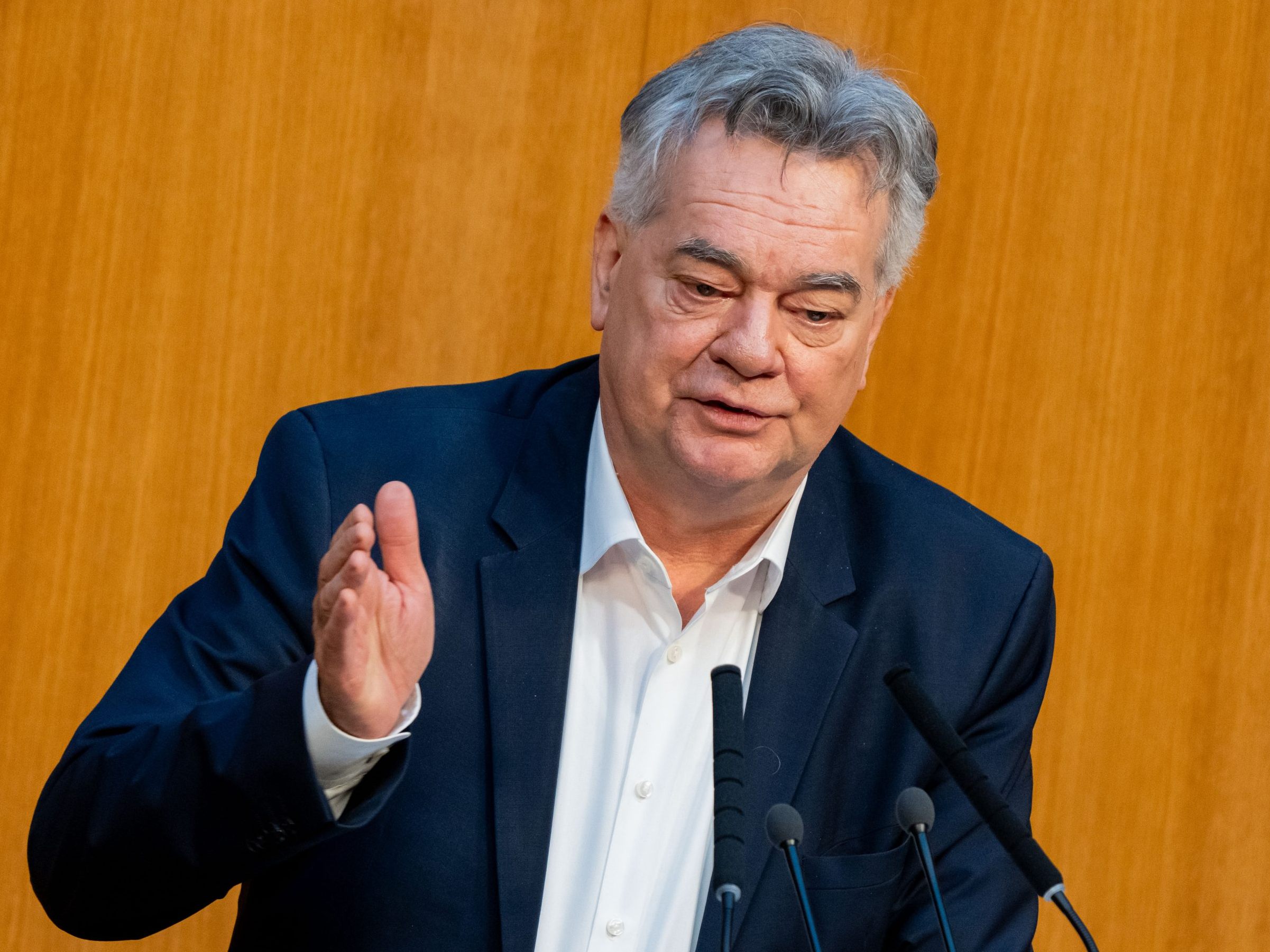Gespart werde an den falschen Stellen, meinte Kogler bei einer Pressekonferenz am Freitag. Gespart werde an den falschen Stellen, meinte Kogler bei einer Pressekonferenz am Freitag.