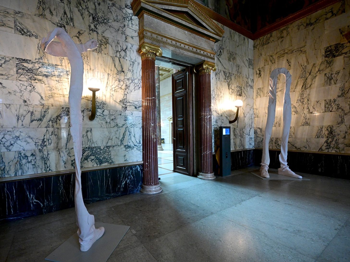Die beiden Wurm-Skulpturen im Parlament.