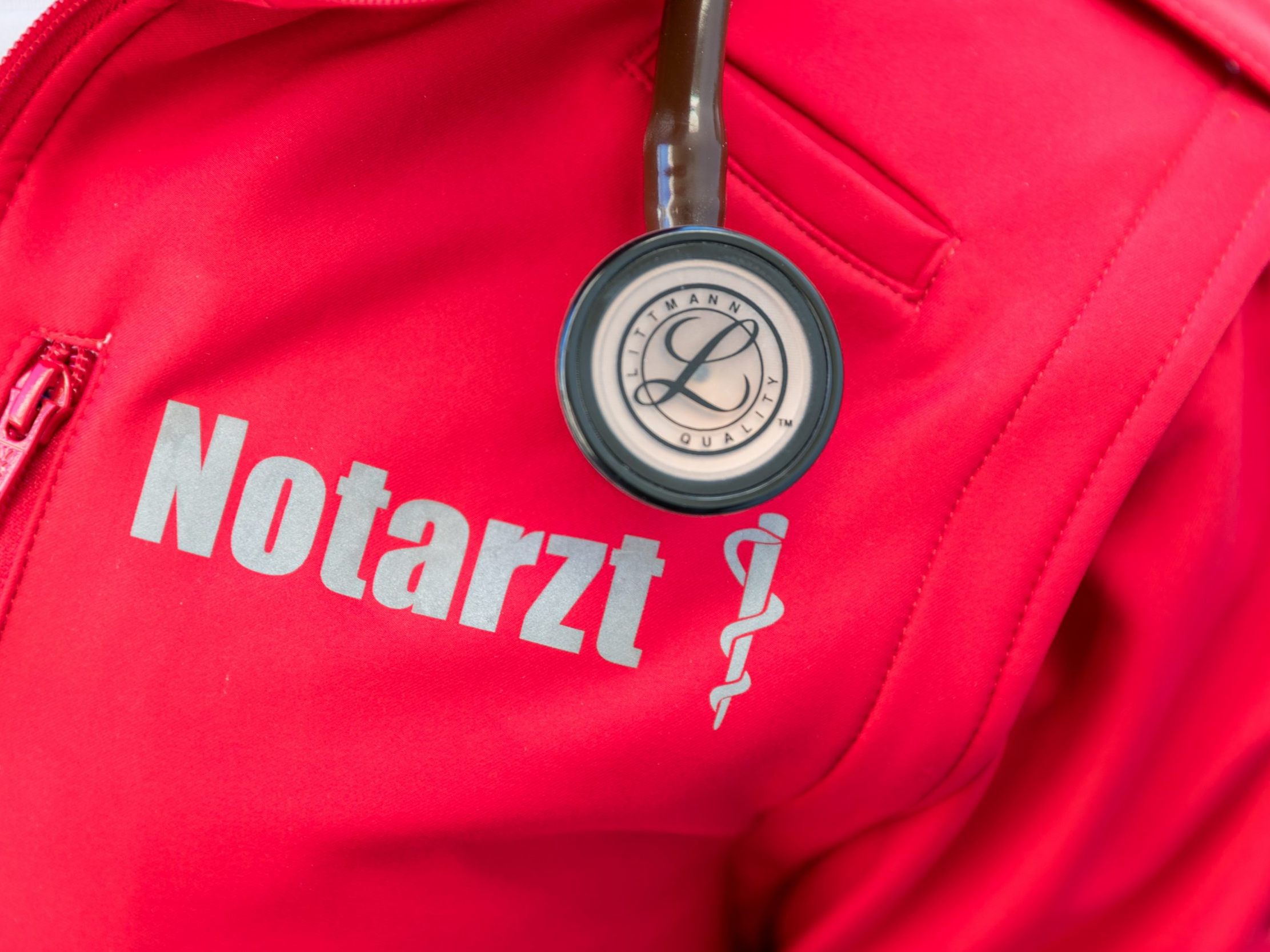 Ein 24-Jähriger stürzte bei Arbeiten an PV-Anlage vier Meter ab.