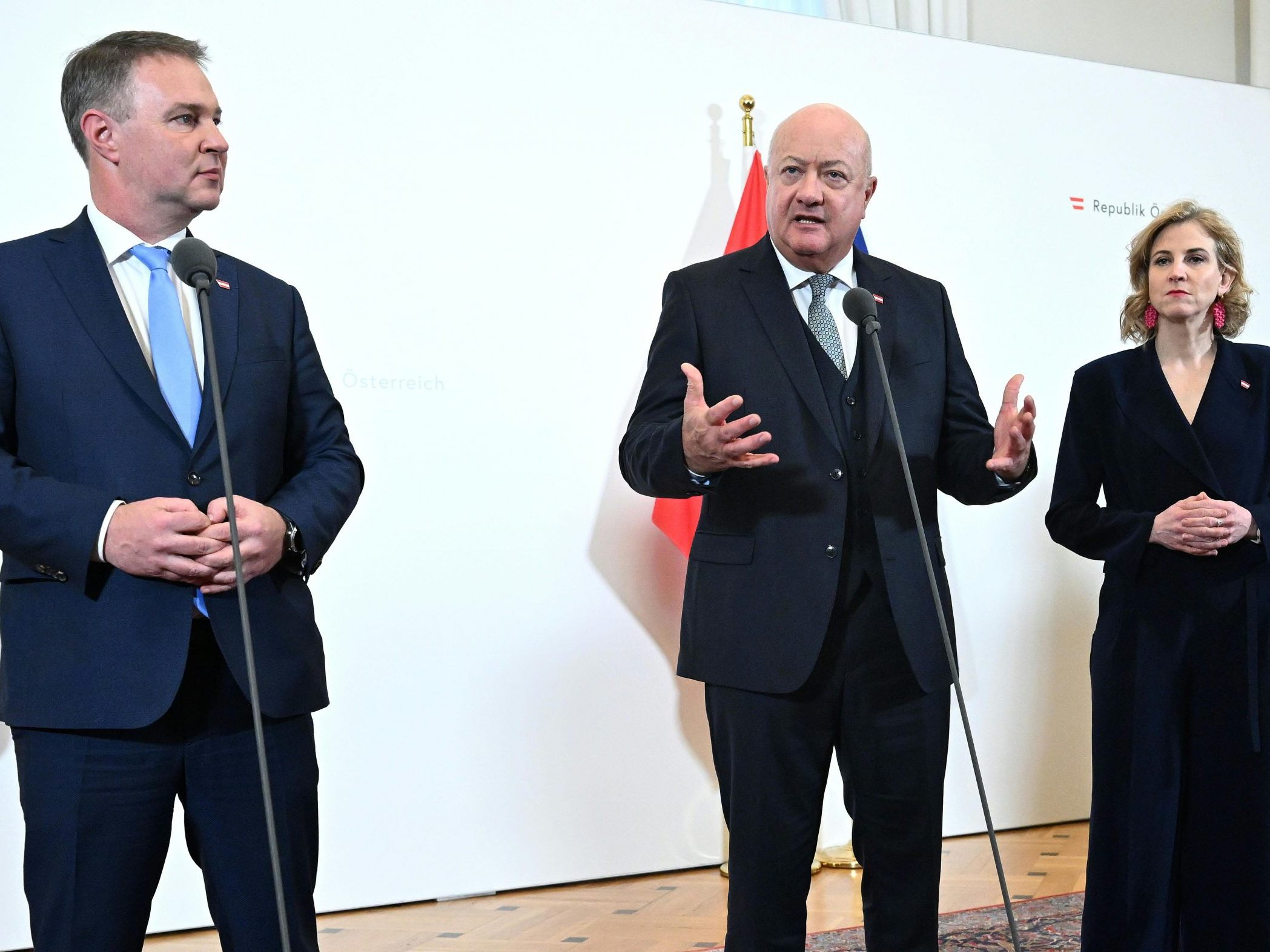 Regierungschef Stocker (Mitte) neben Vizekanzler Baber (links) und Außenministerin Meinl-Reisinger (rechts). Regierungschef Stocker (Mitte) neben Vizekanzler Baber (links) und Außenministerin Meinl-Reisinger (rechts).