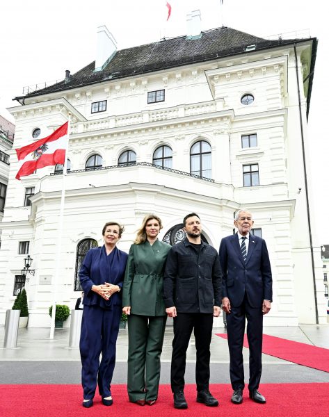 ABD0129_20250616 – WIEN – STERREICH: v.l. Die beiden Ehefrauen Doris Schmidauer, Olena Selenska, der ukrainischen Prsident Wolodymyr Selenskyj und Bundesprsident Alexander Van der Bellen, am Montag, 16. Juni 2025 beim Empfang vor der Hofburg in Wien. – FOTO: APA/HANS KLAUS TECHT