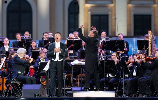 ABD0162_20250613 – WIEN – STERREICH: Blick auf die Bhne mit Tenor Piotr Beczala und Dirigent der Wiener Philharmoniker Tugan Sokhiev am Freitag, 13. Juni 2025, whrend des Sommernachtskonzerts im Schlosspark Schnbrunn in Wien. – FOTO: APA/GEORG HOCHMUTH